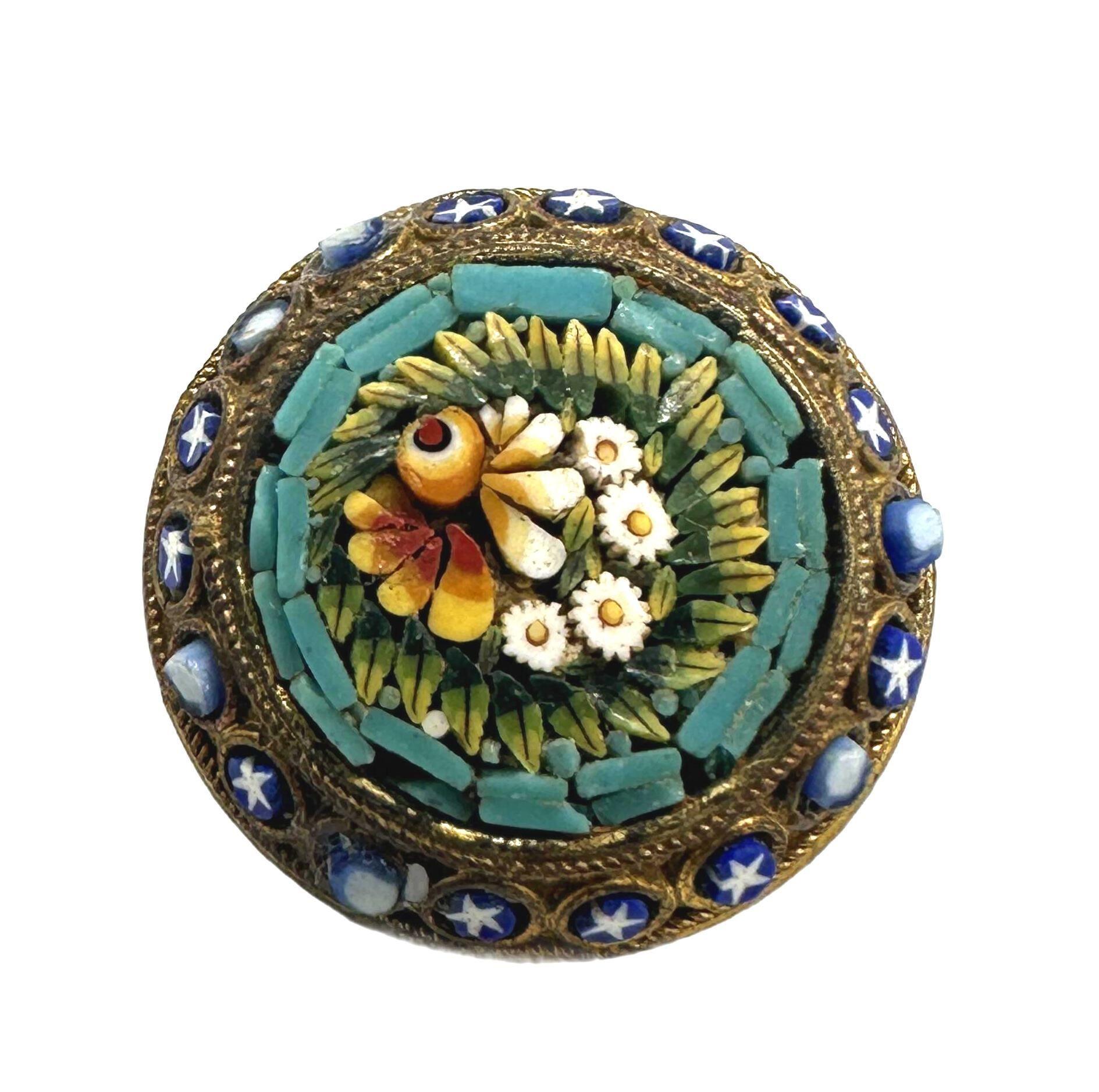 Hübsche italienische Mikro-Mosaik-Brosche mit Blumenmotiv, gefertigt mit Muscheleinlage und in Messing gefasst. Sie misst 1 Zoll im Durchmesser und ist in einem ausgezeichneten Vintage-Zustand, wobei alle Schalen intakt sind. Sie ist auf der