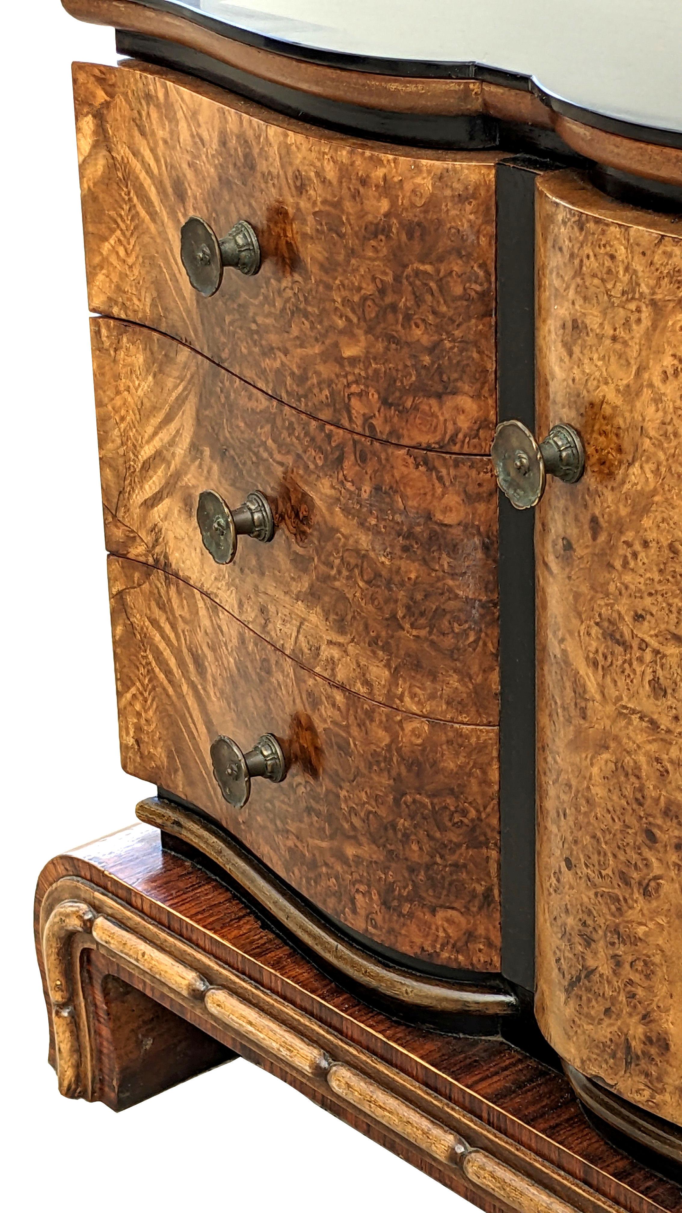 Art Deco Italian Pair of Matching Bedside Cabinet, Nightstands in Walnut, c1930 For Sale 13