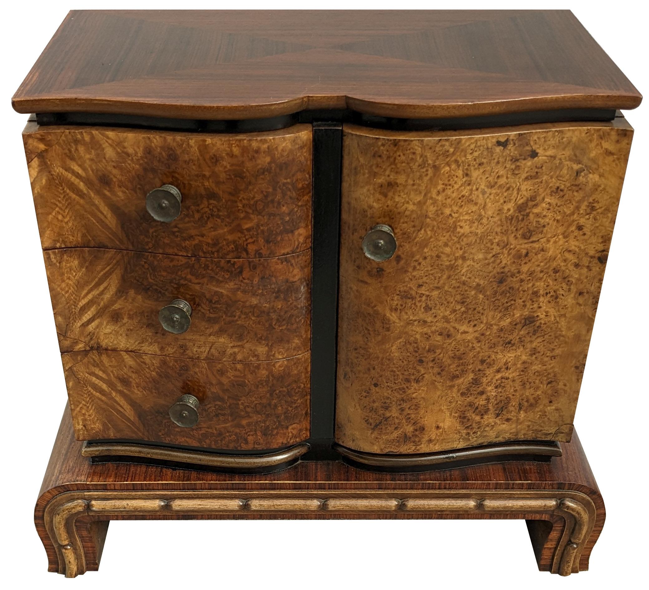 Art Deco Italian Pair of Matching Bedside Cabinet, Nightstands in Walnut, c1930 For Sale 14