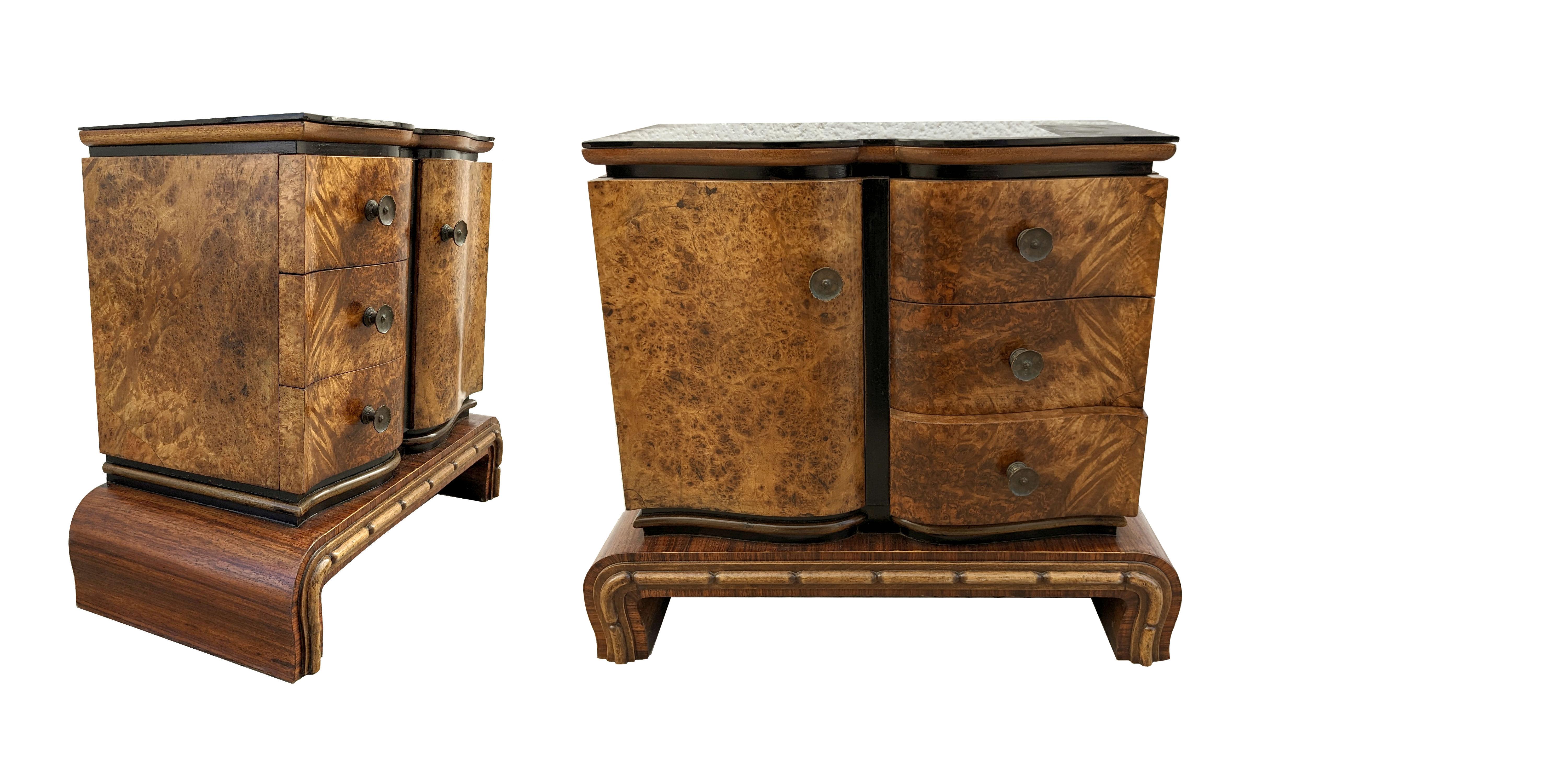 Art Deco Italian Pair of Matching Bedside Cabinet, Nightstands in Walnut, c1930 For Sale 1