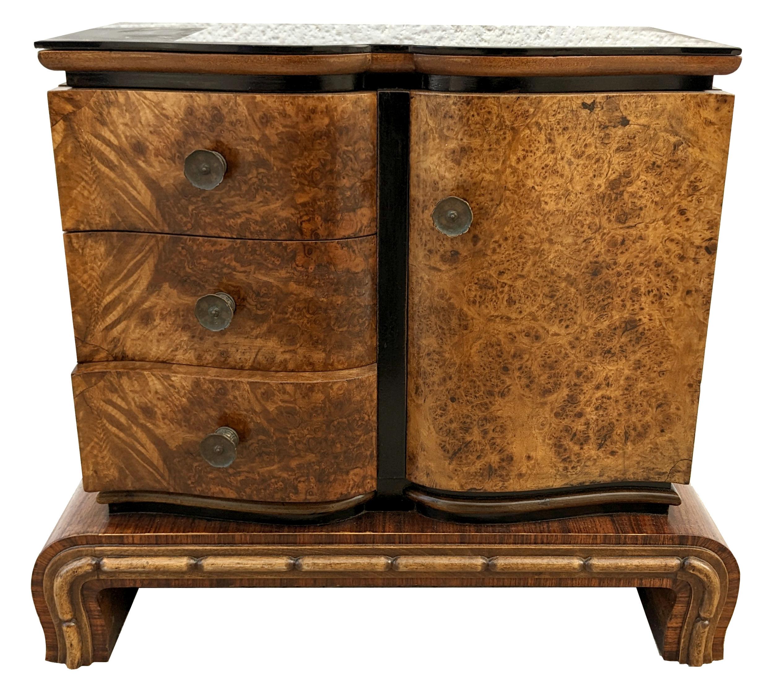 Art Deco Italian Pair of Matching Bedside Cabinet, Nightstands in Walnut, c1930 For Sale 2