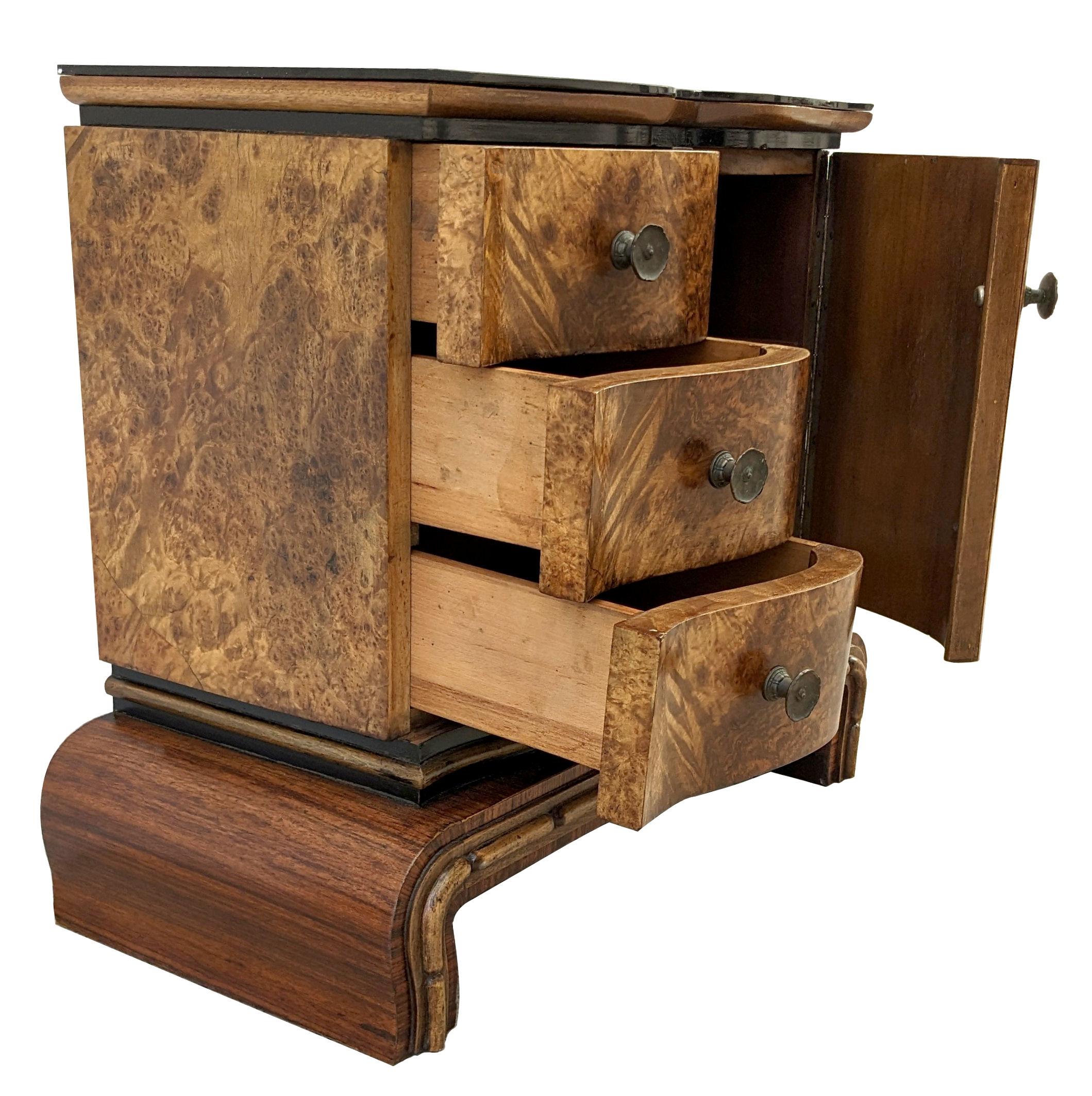 Art Deco Italian Pair of Matching Bedside Cabinet, Nightstands in Walnut, c1930 For Sale 3