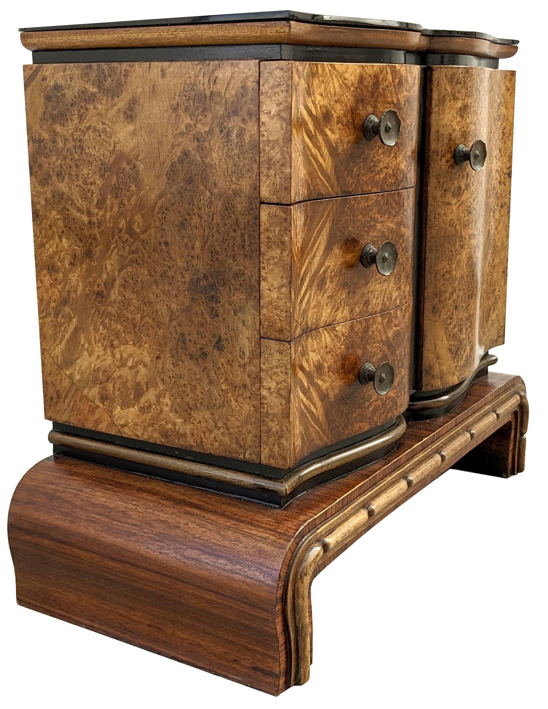 Art Deco Italian Pair of Matching Bedside Cabinet, Nightstands in Walnut, c1930 For Sale 4