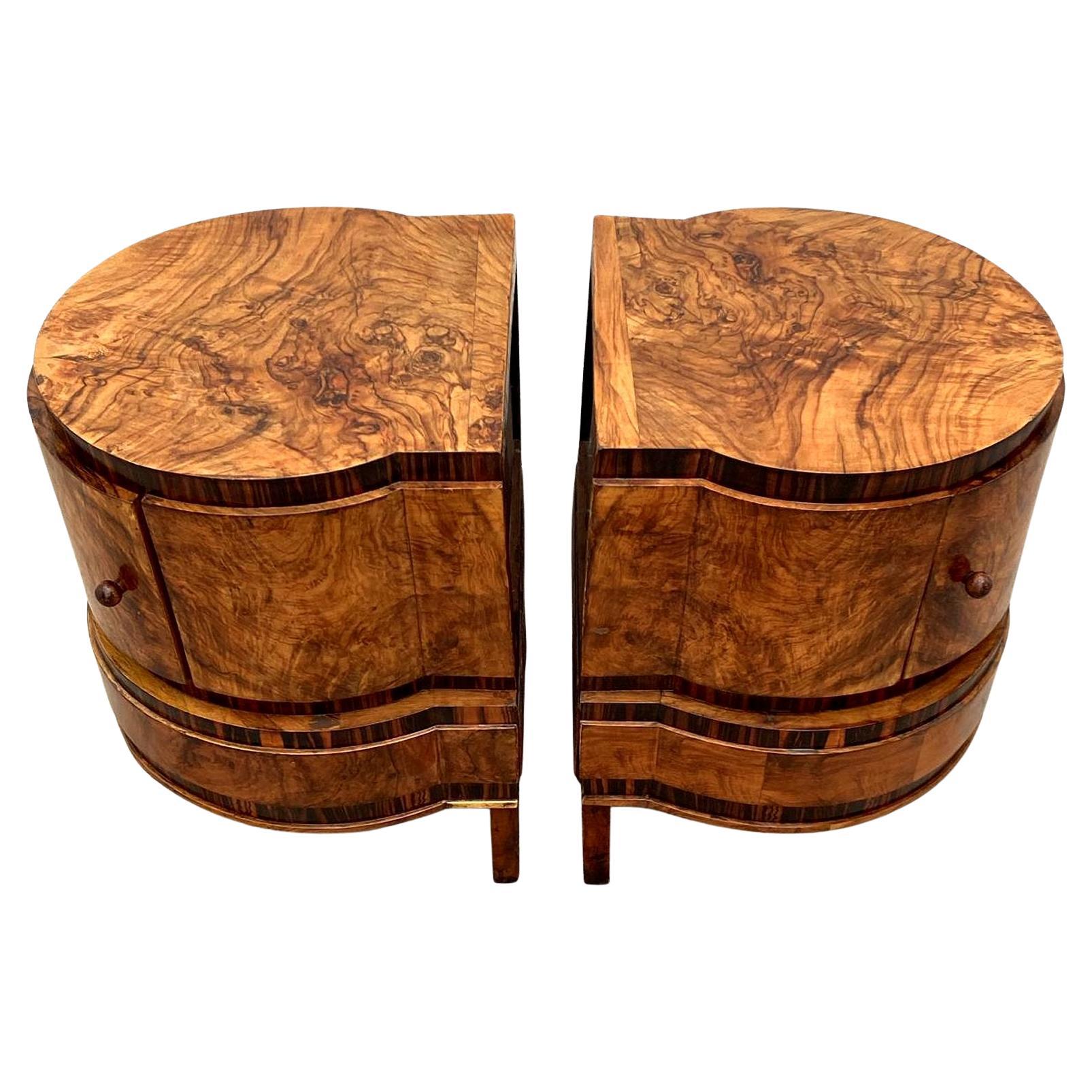 Una rara opportunità di acquistare dei comodini in stile High Style Deco totalmente originali. Provenienti dall'Italia e risalenti ai primi anni '30, rappresentano la forma più desiderata dell'Art Déco e la ricerca di impiallacciature pregiate che