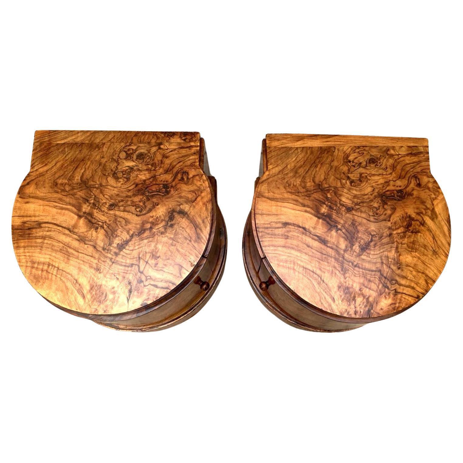 Italiano Coppia di comodini a forma di tamburo in noce Art Déco italiano in vendita