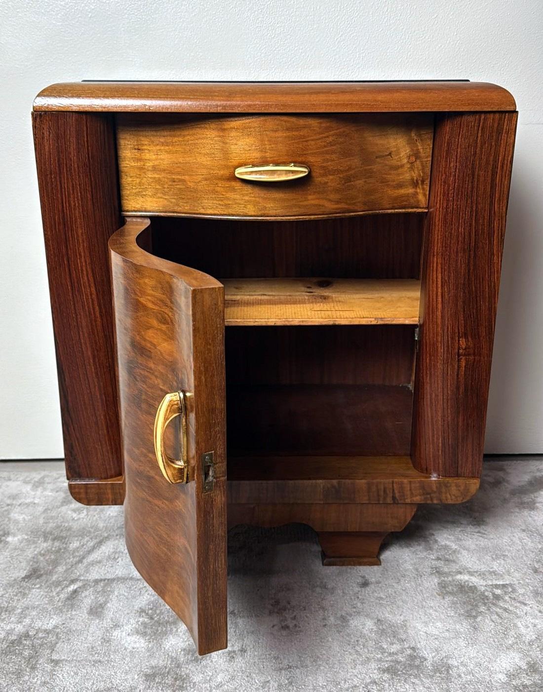 Paar italienische Art-Déco-Nachttische mit schwarzen Glasplatten, Art déco 4