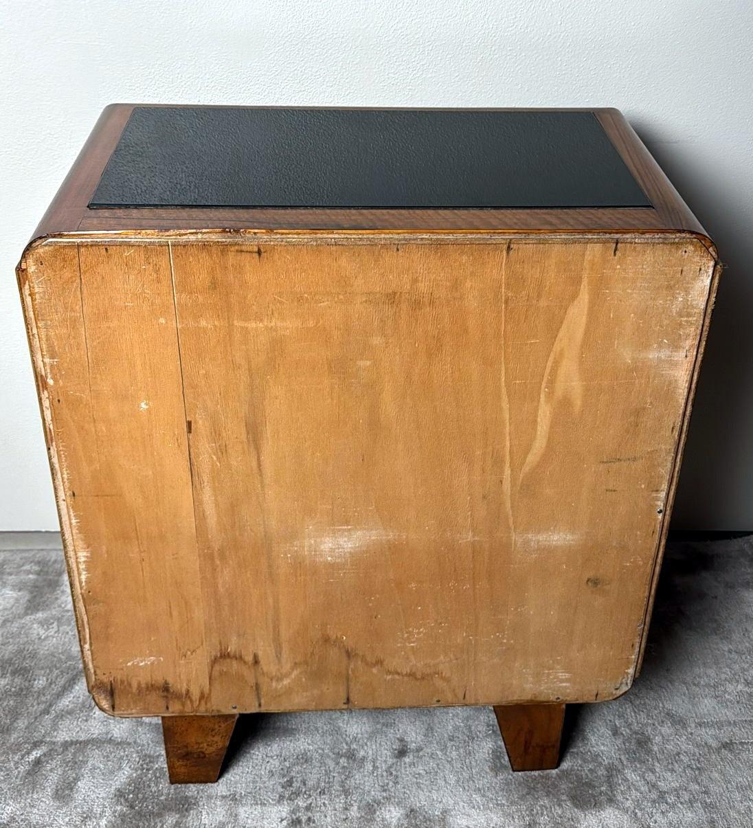 Paar italienische Art-Déco-Nachttische mit schwarzen Glasplatten, Art déco 12