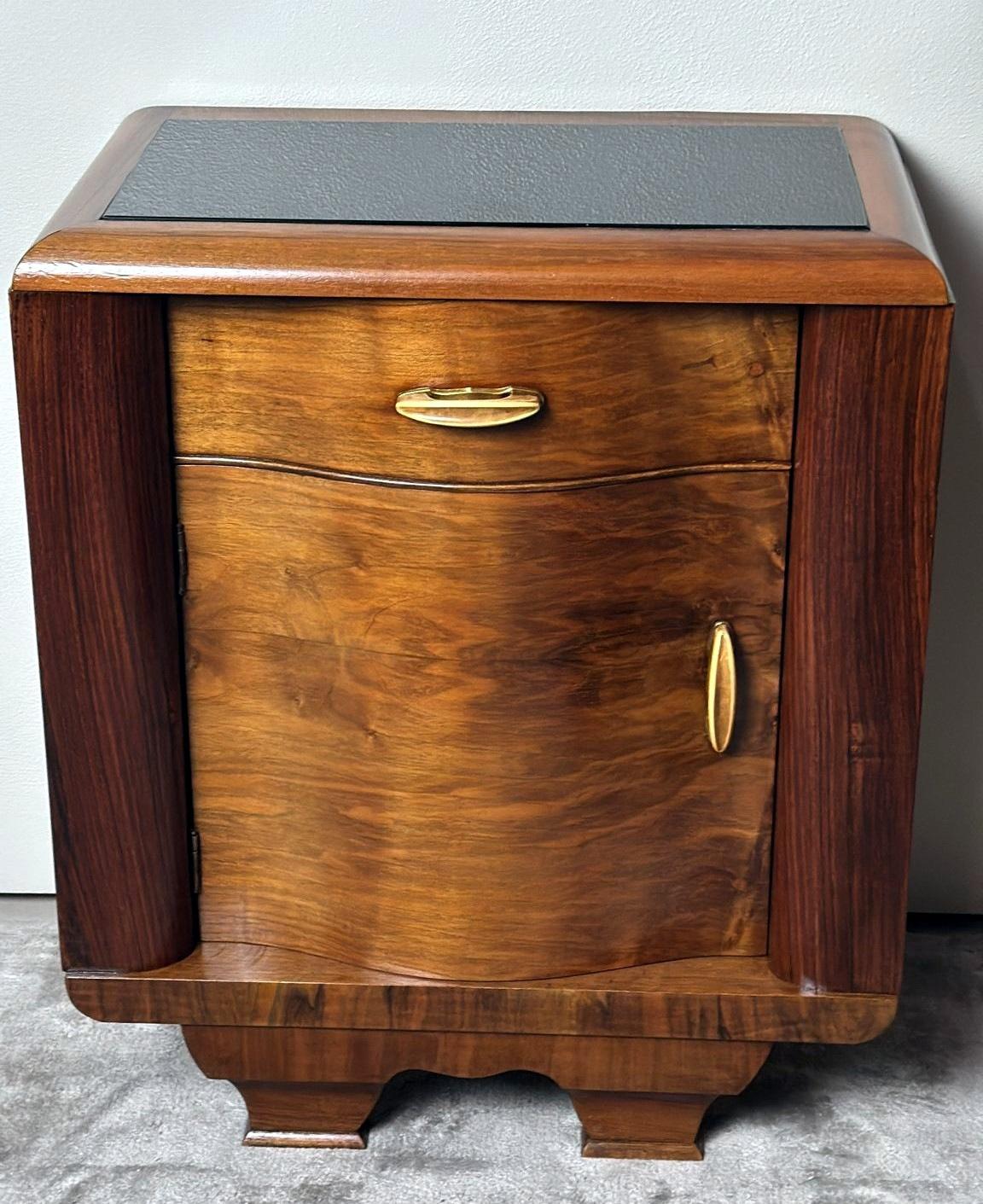 Paar italienische Art-Déco-Nachttische mit schwarzen Glasplatten, Art déco (20. Jahrhundert)