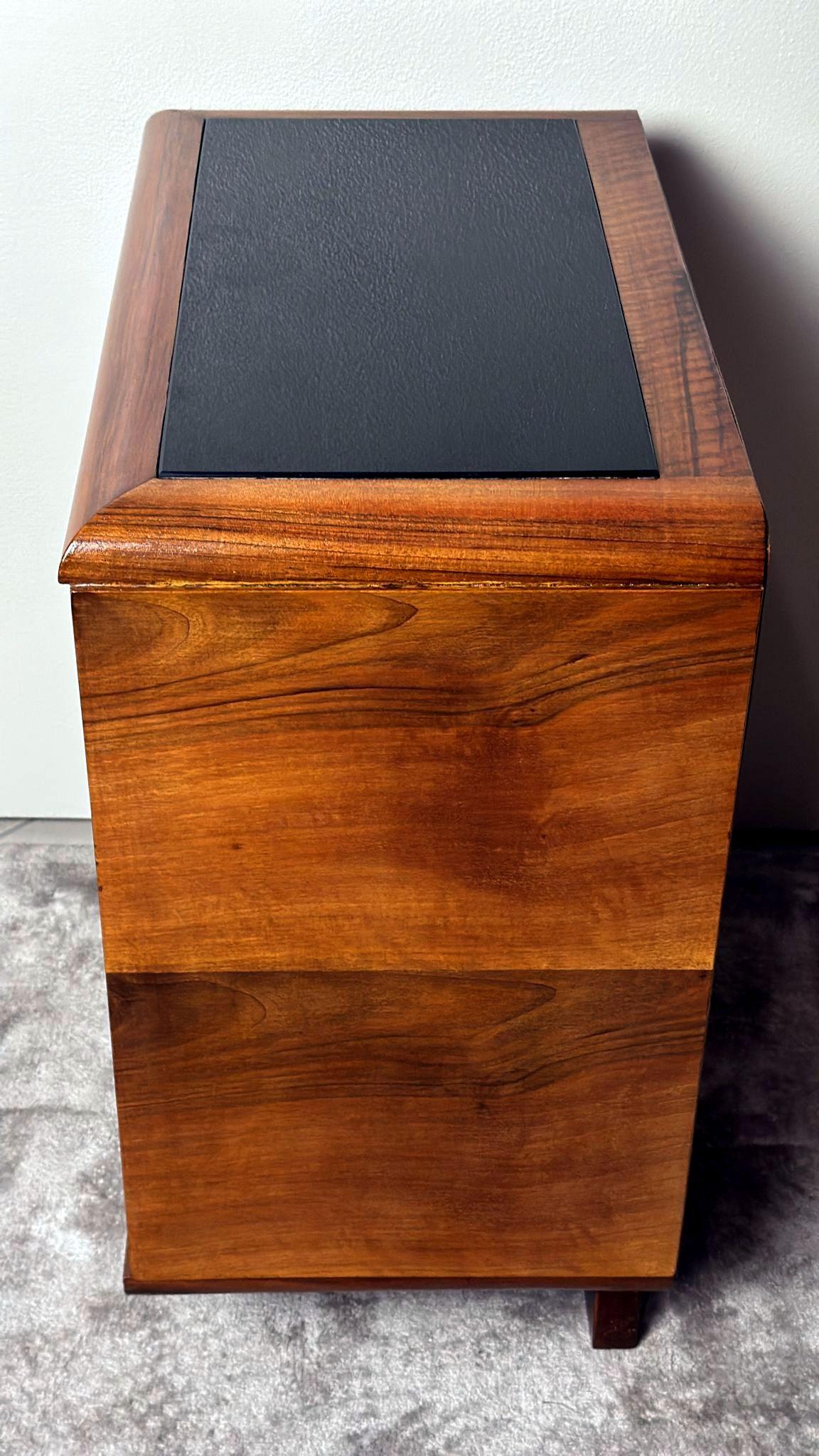 Paar italienische Art-Déco-Nachttische mit schwarzen Glasplatten, Art déco 2
