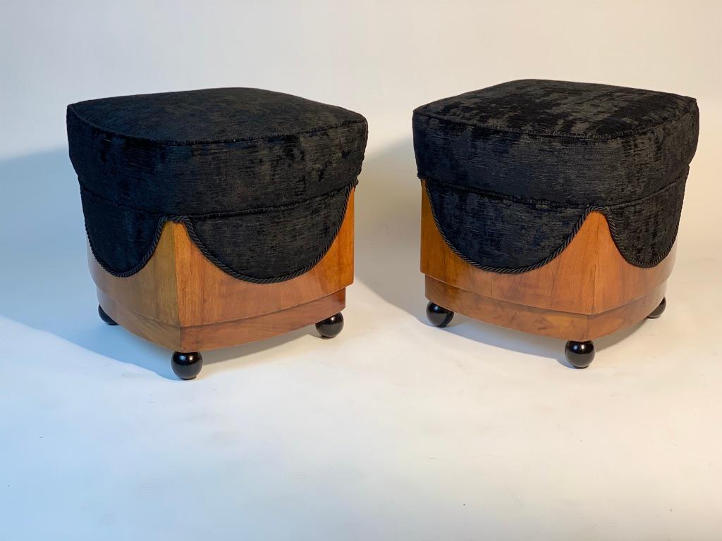 Pair of Art Deco Italian pouf stools with walnut part arranged in a festoon, four ball feet, the sides are slightly rounded.

Covered with a marbled black velvet fabric similar to the moiré effect.