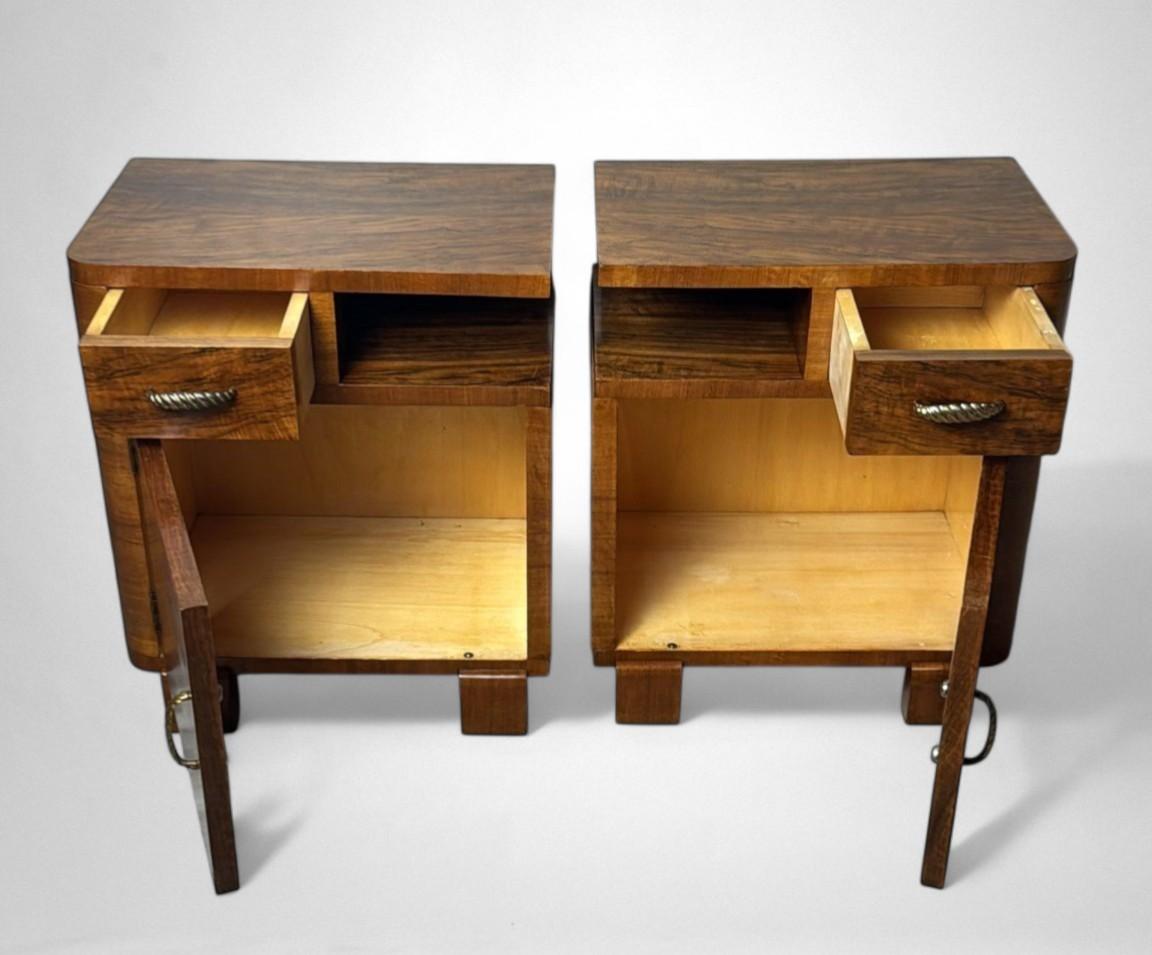 Art Deco Italian Pair Of Walnut Nightstands For Sale 4