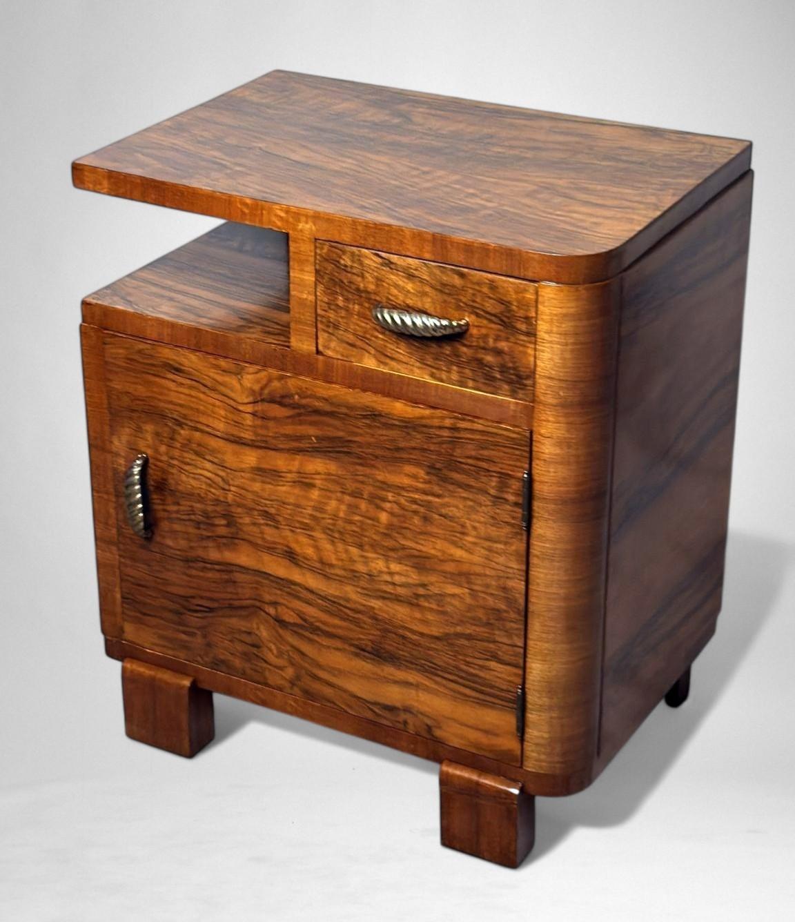 Art Deco Italian Pair Of Walnut Nightstands For Sale 7