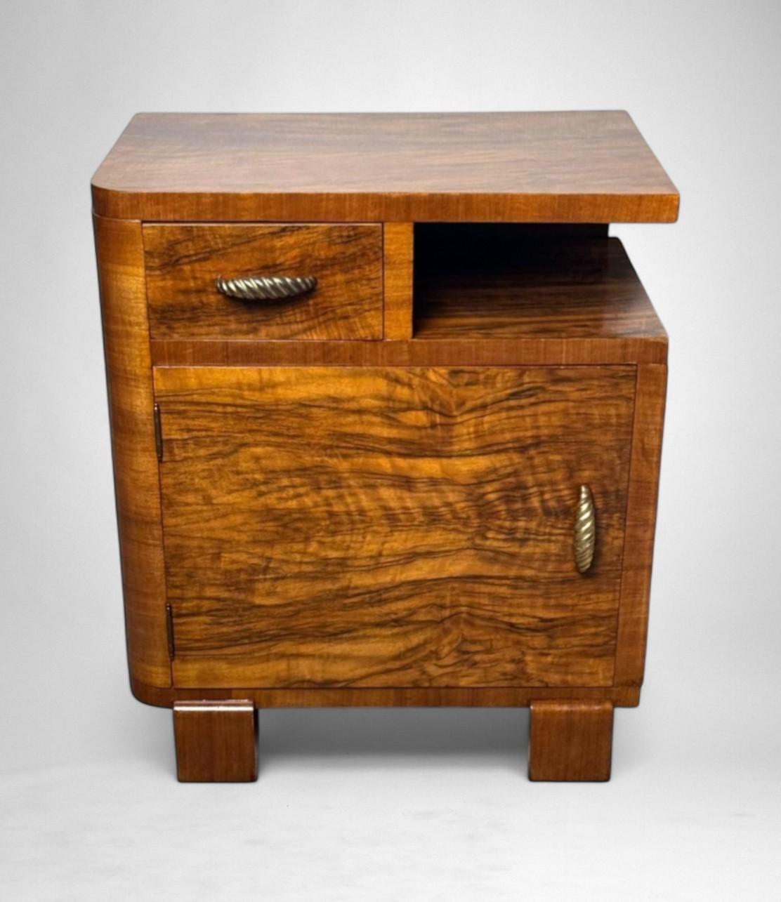 Art Deco Italian Pair Of Walnut Nightstands For Sale 8