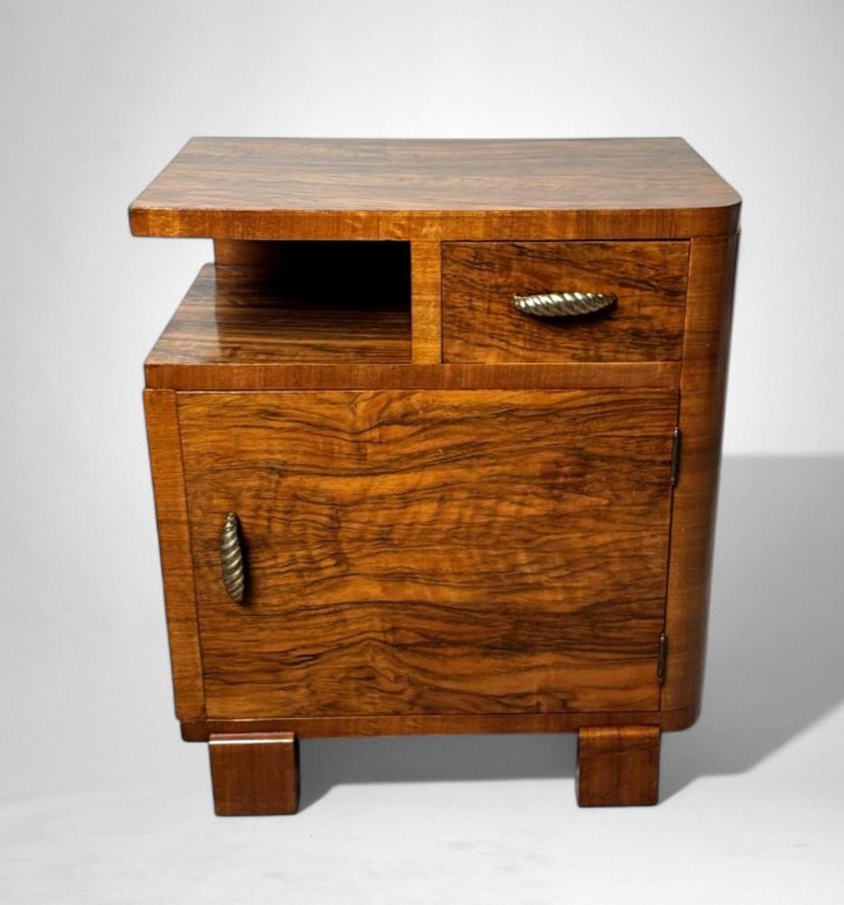 Art Deco Italian Pair Of Walnut Nightstands For Sale 9