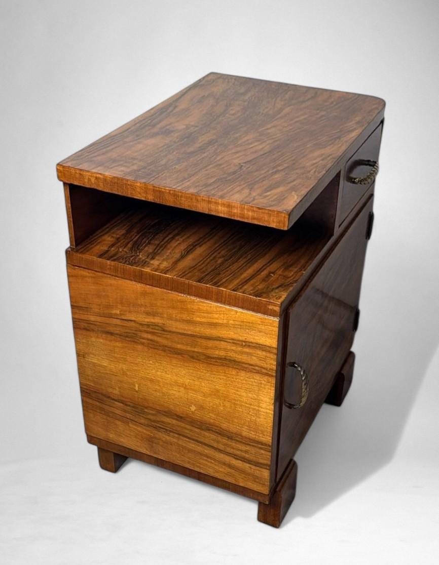 Art Deco Italian Pair Of Walnut Nightstands For Sale 10