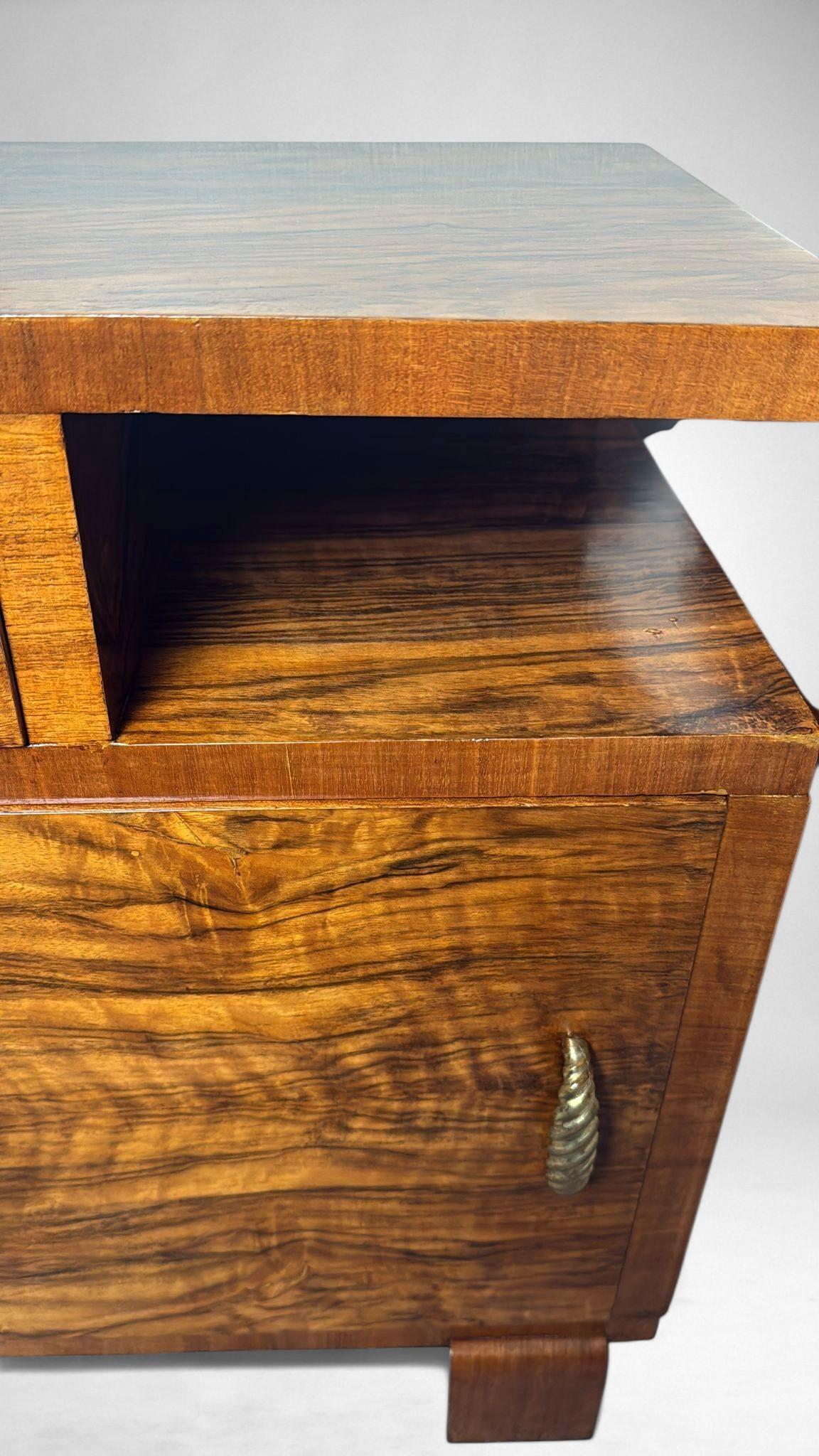 Art Deco Italian Pair Of Walnut Nightstands For Sale 12
