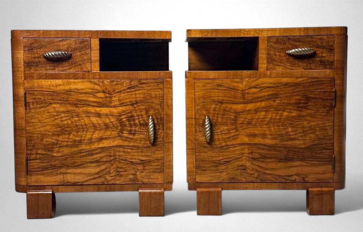 20th Century Art Deco Italian Pair Of Walnut Nightstands For Sale