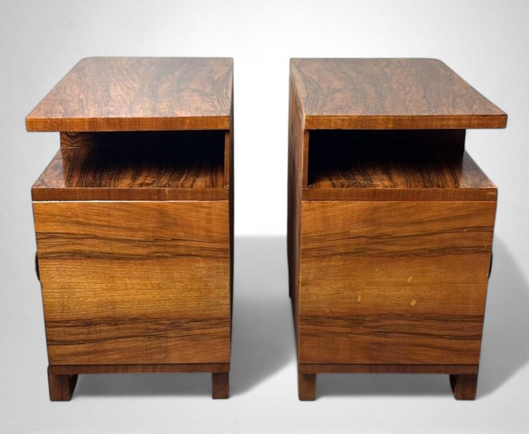 Art Deco Italian Pair Of Walnut Nightstands For Sale 1