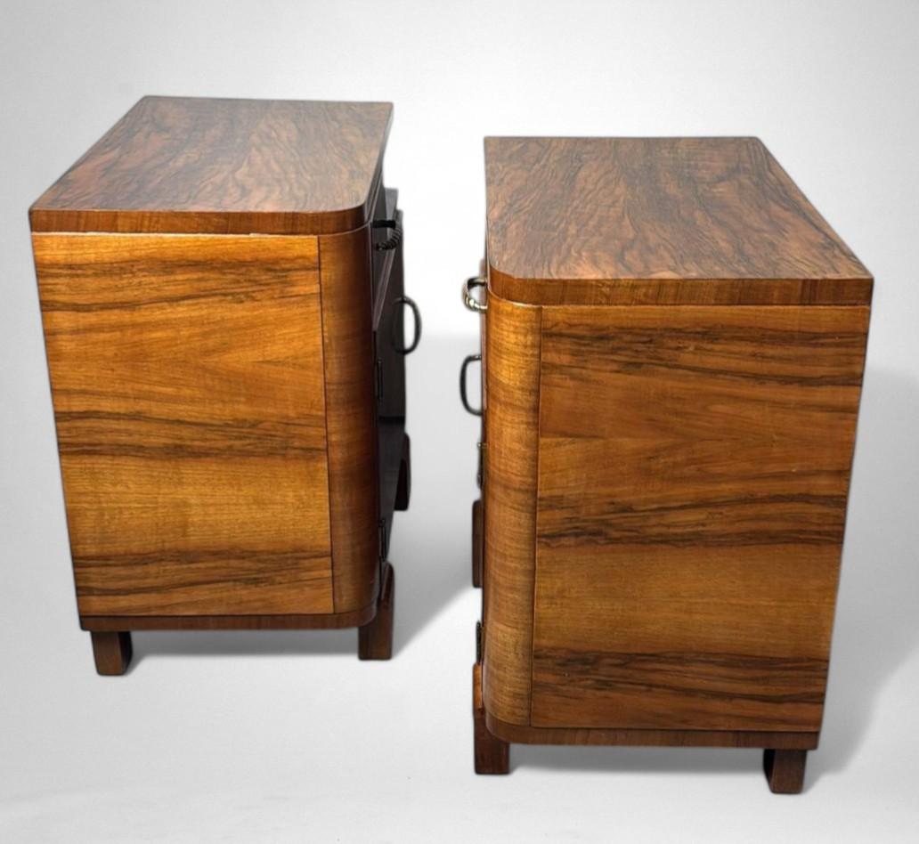Art Deco Italian Pair Of Walnut Nightstands For Sale 2