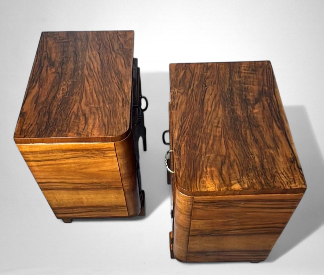 Art Deco Italian Pair Of Walnut Nightstands For Sale 3