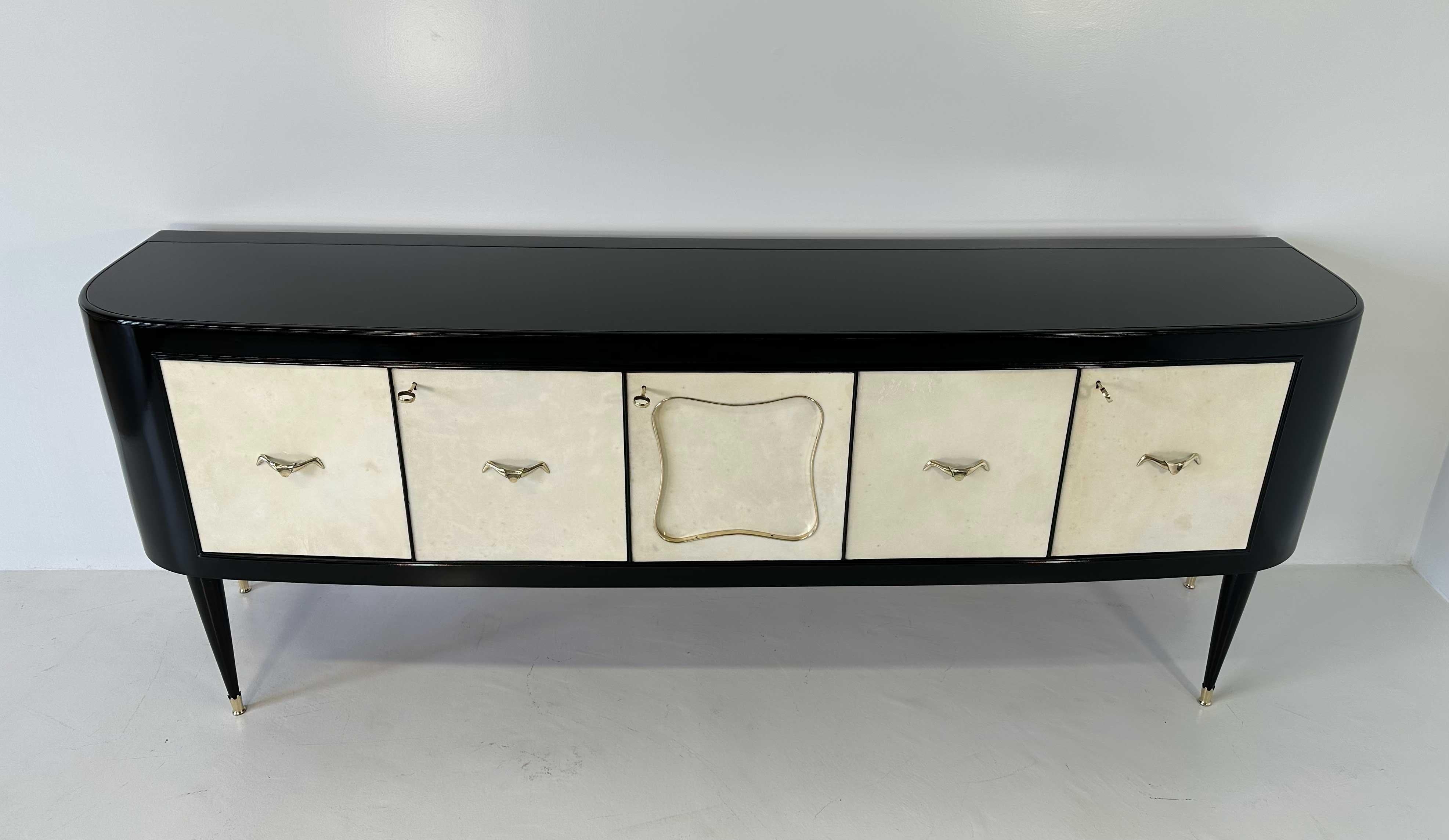 Sideboard und Bar aus italienischem Pergament und schwarzem Lack im Art déco-Stil, 1950 (Italienisch) im Angebot