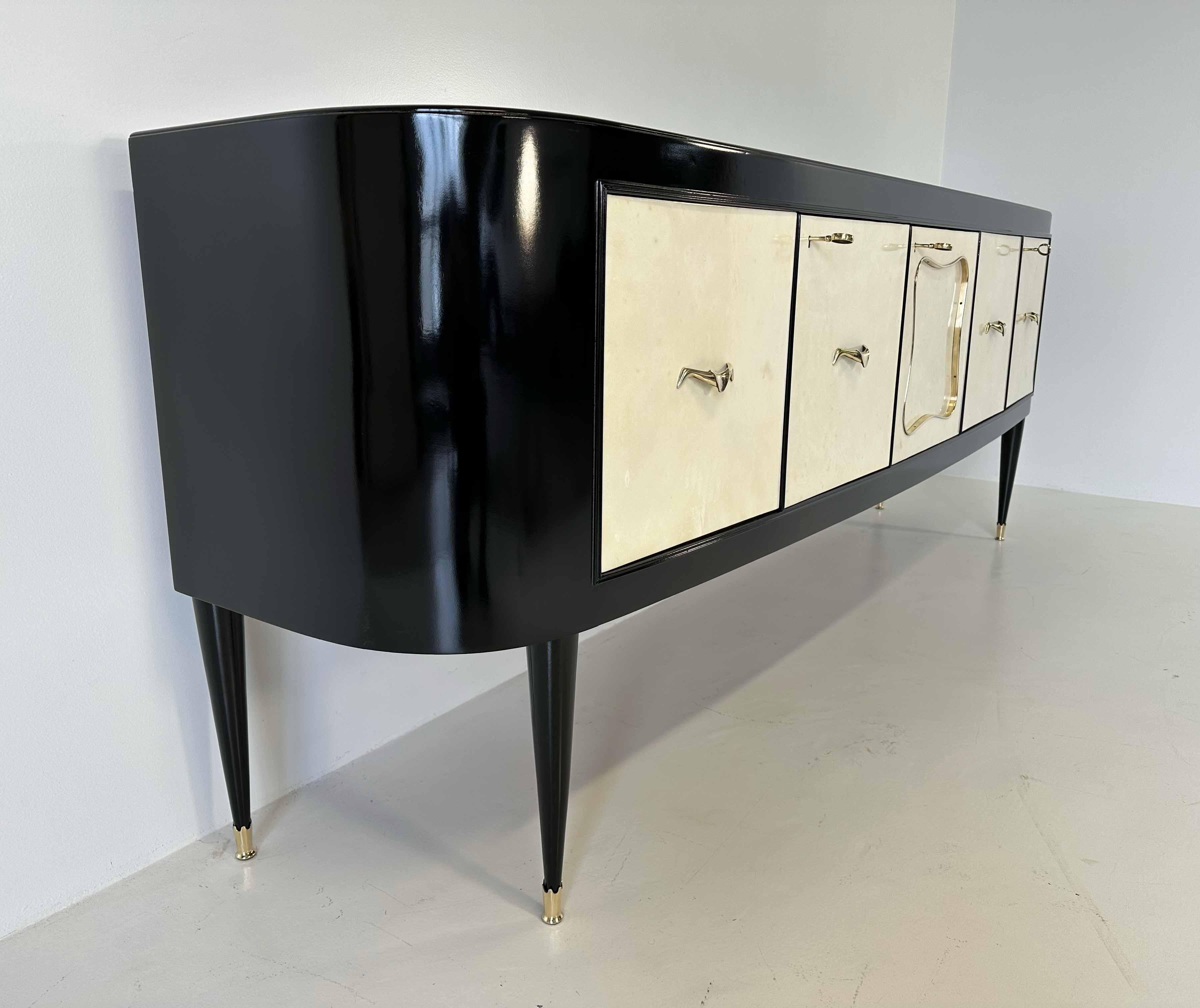 Met�à XX secolo Credenza e bar in pergamena e lacca nera in stile Art Déco italiano, 1950 in vendita