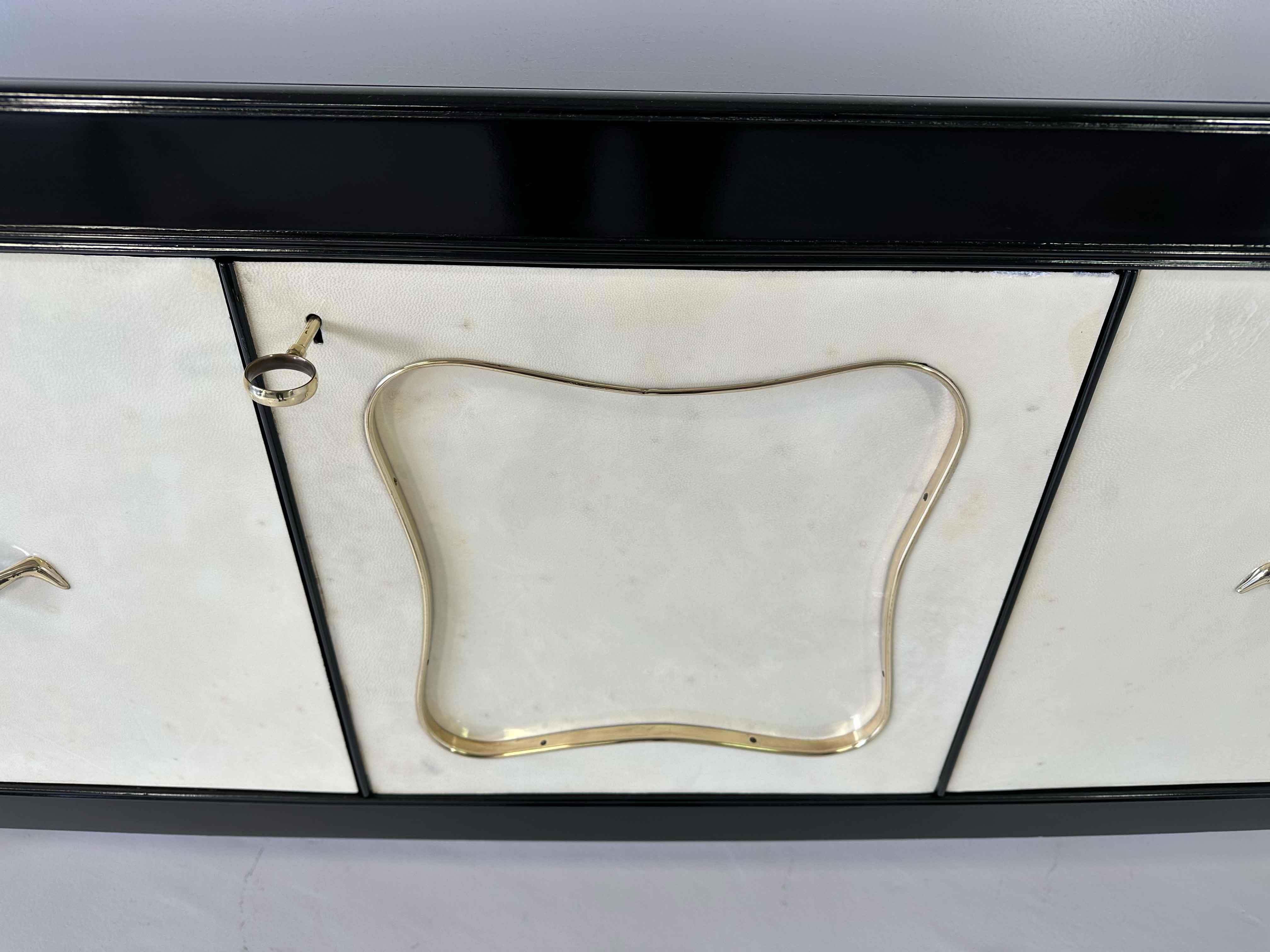 Sideboard und Bar aus italienischem Pergament und schwarzem Lack im Art déco-Stil, 1950 im Angebot 2