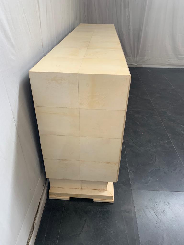 Aparador Art Decó italiano en pergamino, años 30 Italiano en venta