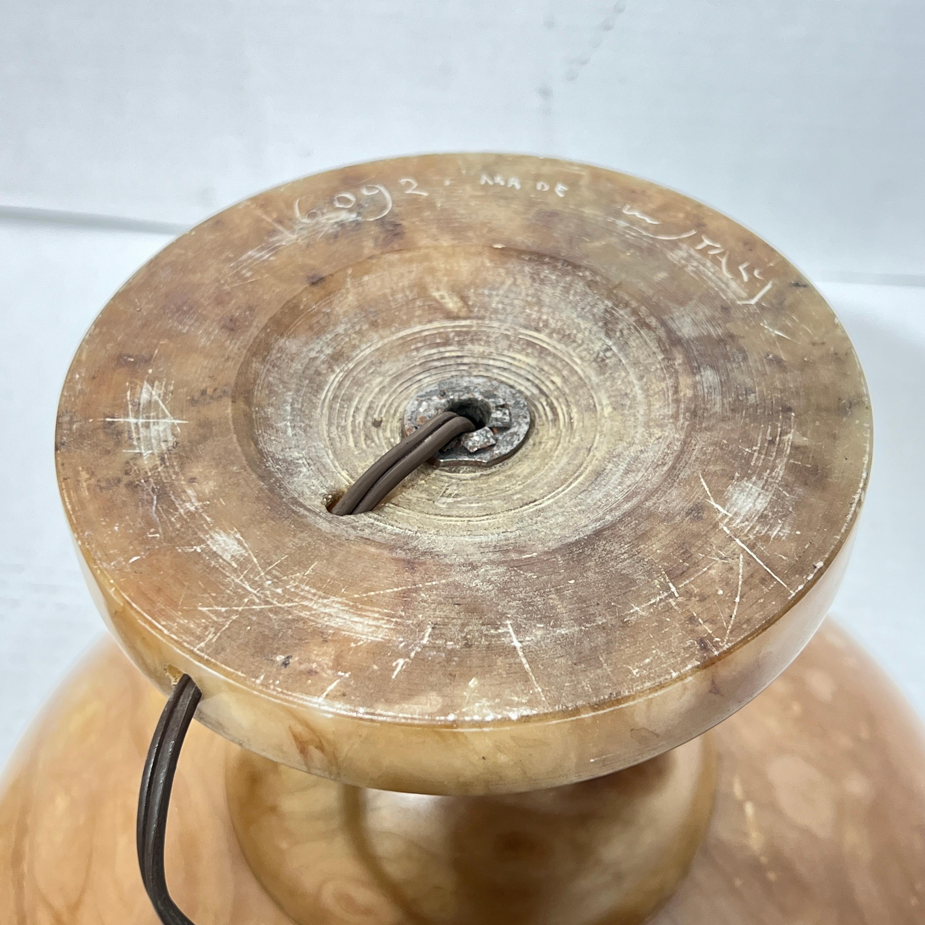 Art déco  Lampe italienne sculpturale en albâtre avec motif d'oiseau en vente 5
