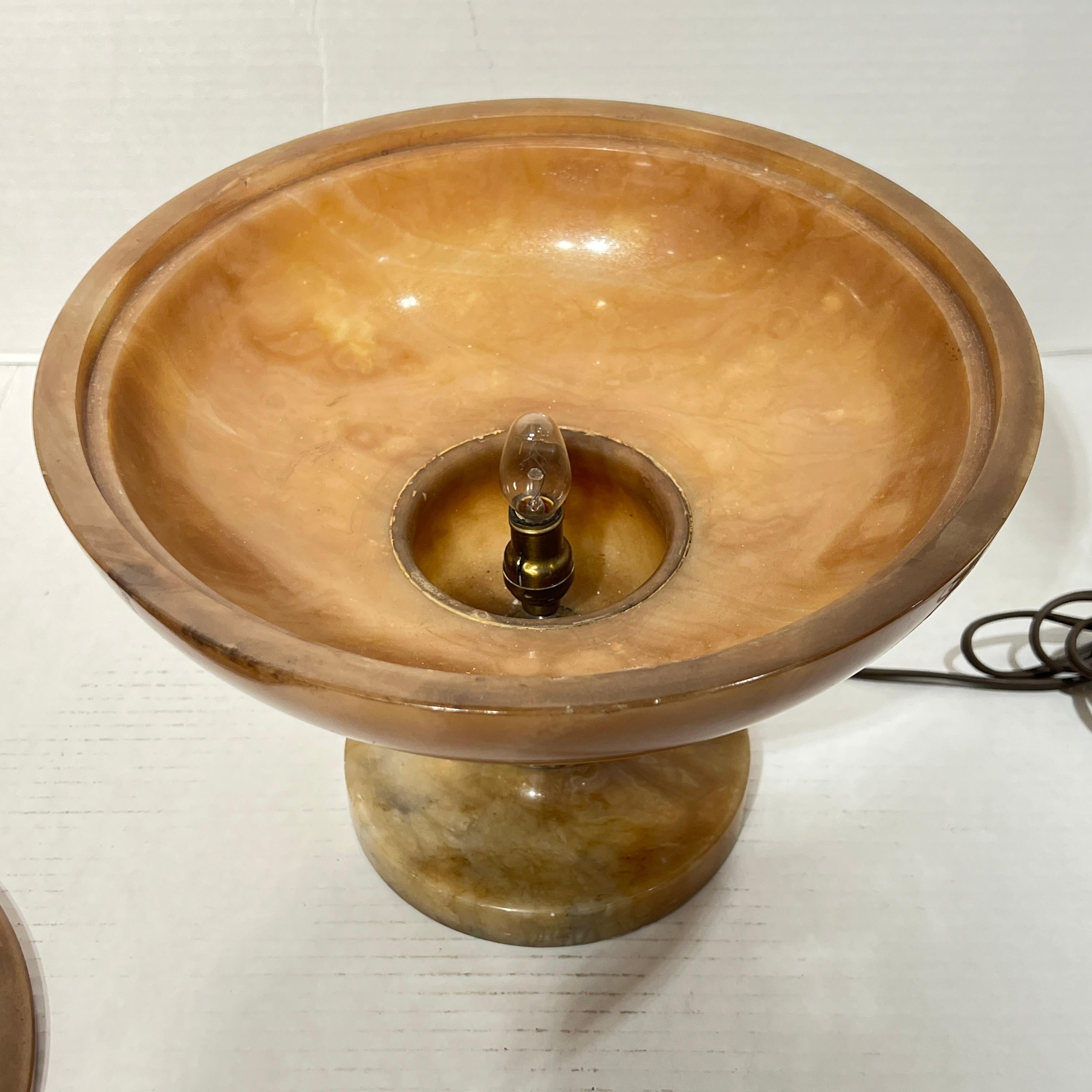 Art déco  Lampe italienne sculpturale en albâtre avec motif d'oiseau en vente 7