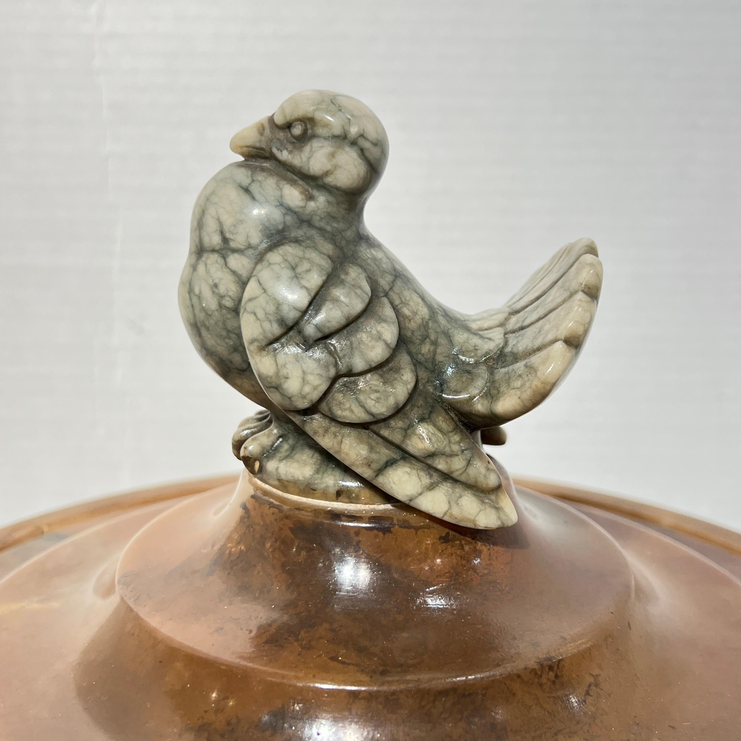 Art déco  Sculpture italienne éclairée d'un oiseau stylisé, finement sculptée dans l'albâtre.  De forme circulaire, la cuvette inférieure abrite une seule douille et le couvercle est percé de trous qui émettent de la lumière pour baigner le haut de