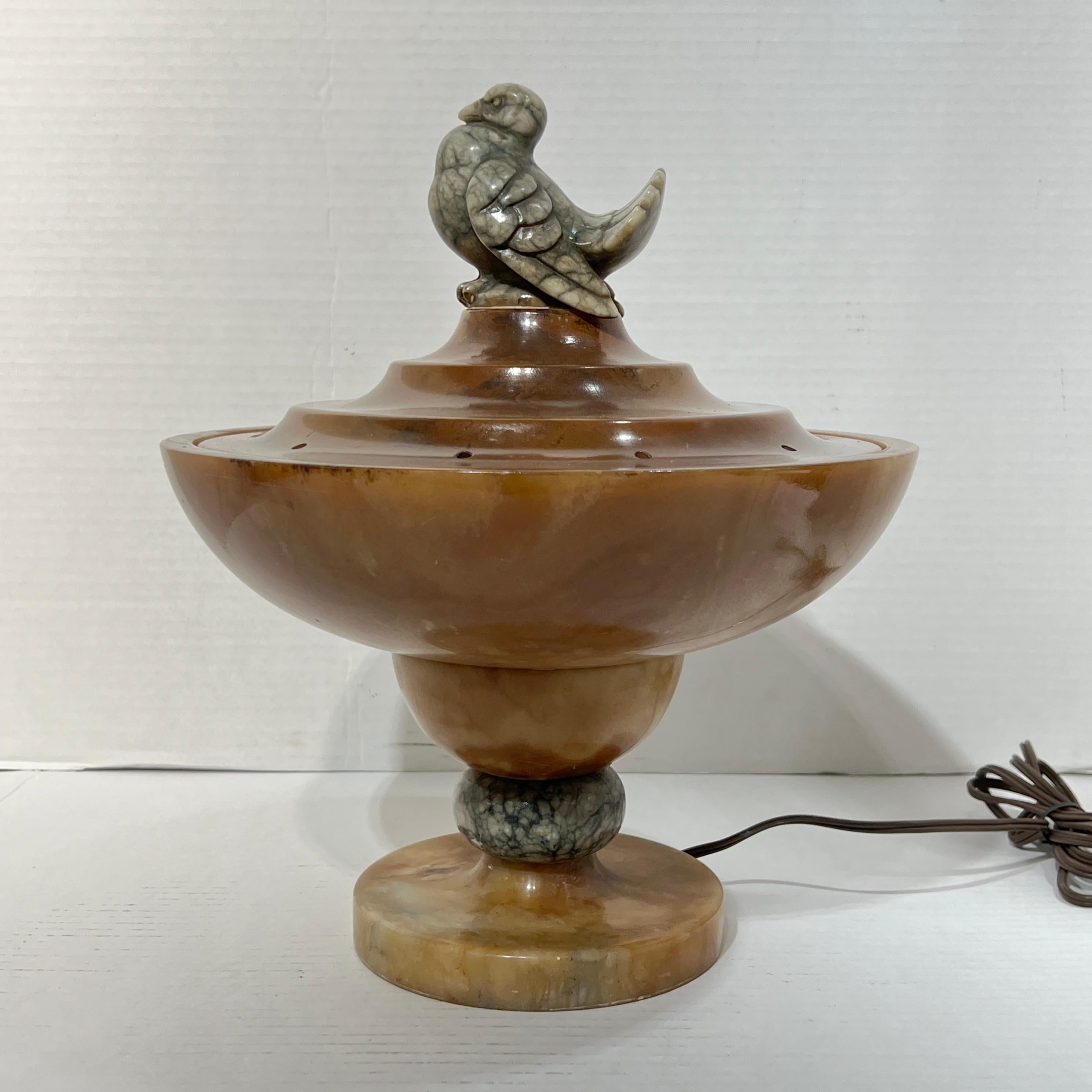 Mid-Century Modern Art déco  Lampe italienne sculpturale en albâtre avec motif d'oiseau en vente