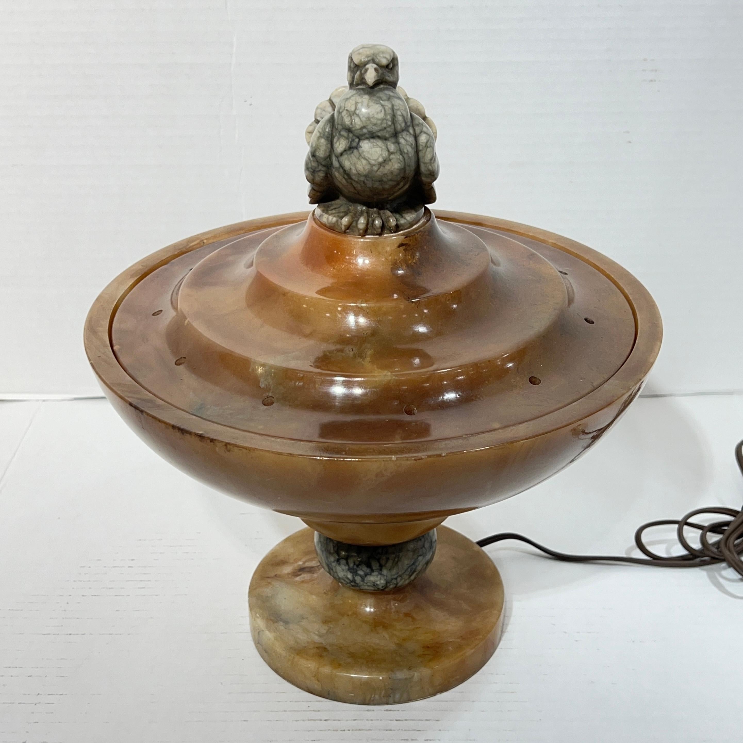 Art déco  Lampe italienne sculpturale en albâtre avec motif d'oiseau Bon état - En vente à New York, NY