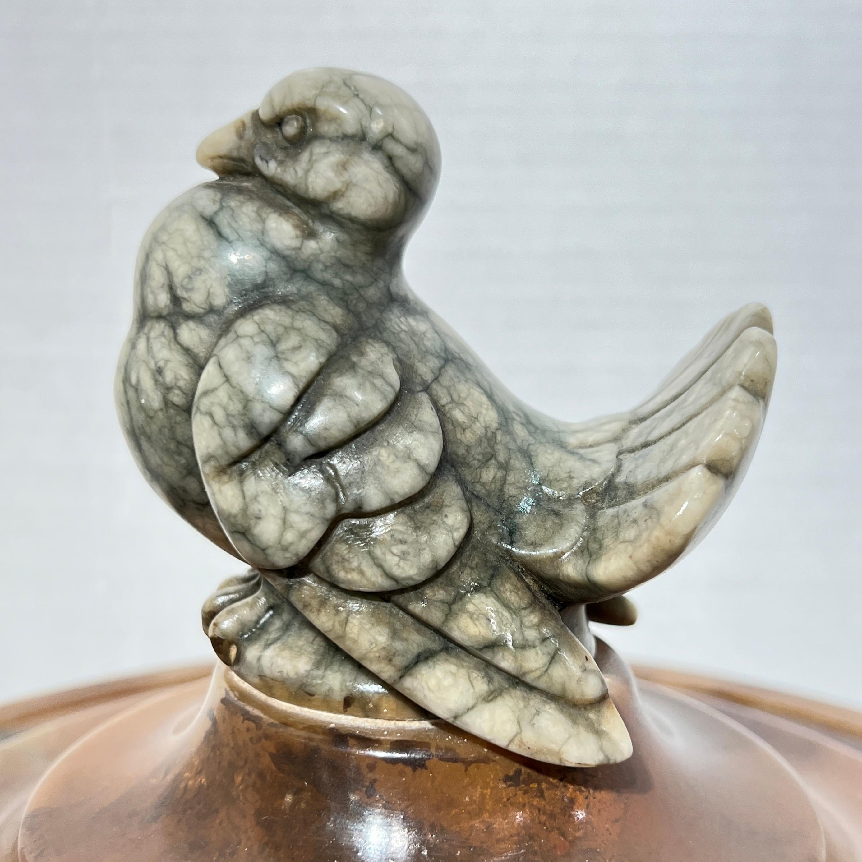 20ième siècle Art déco  Lampe italienne sculpturale en albâtre avec motif d'oiseau en vente