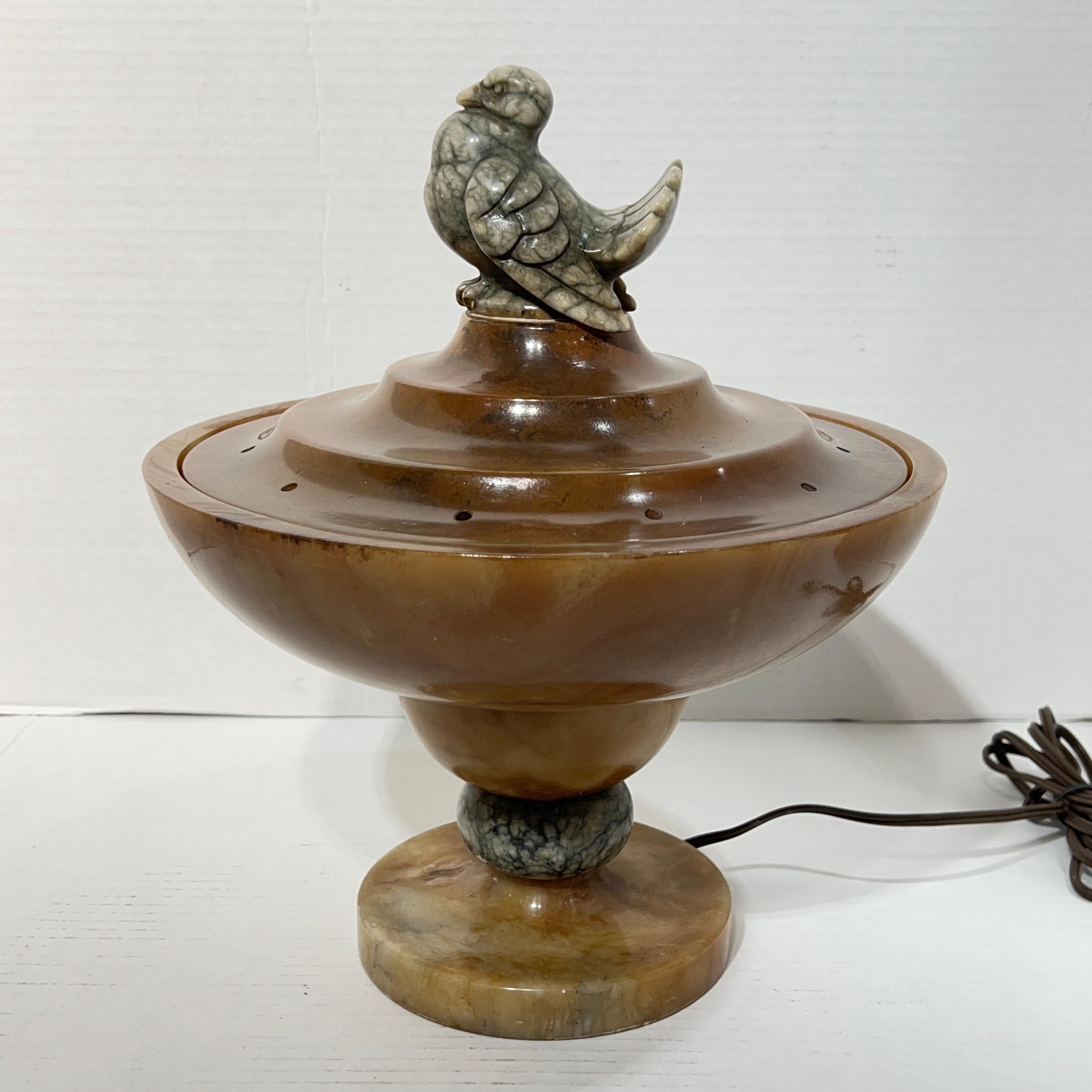 Albâtre Art déco  Lampe italienne sculpturale en albâtre avec motif d'oiseau en vente