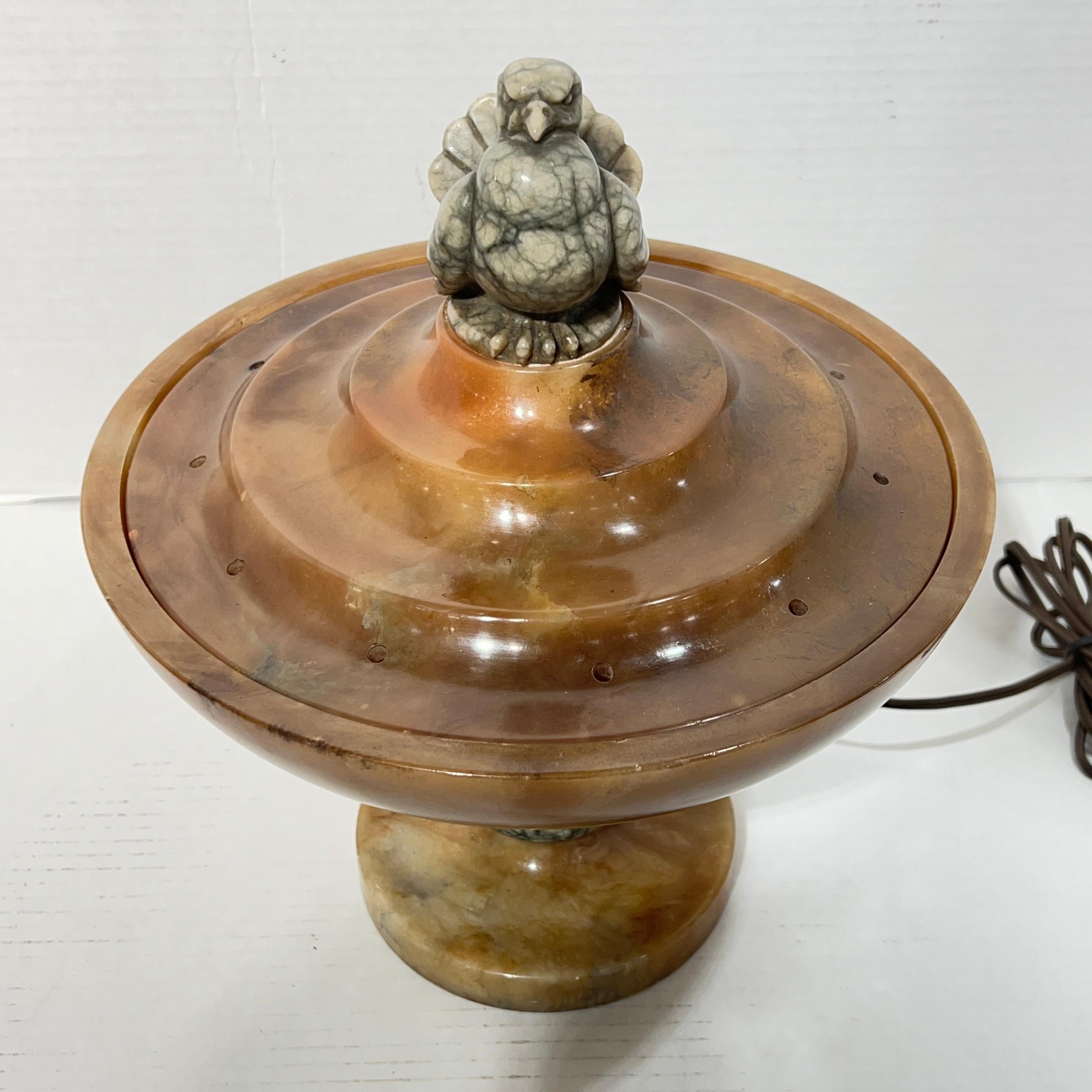 Art déco  Lampe italienne sculpturale en albâtre avec motif d'oiseau en vente 1