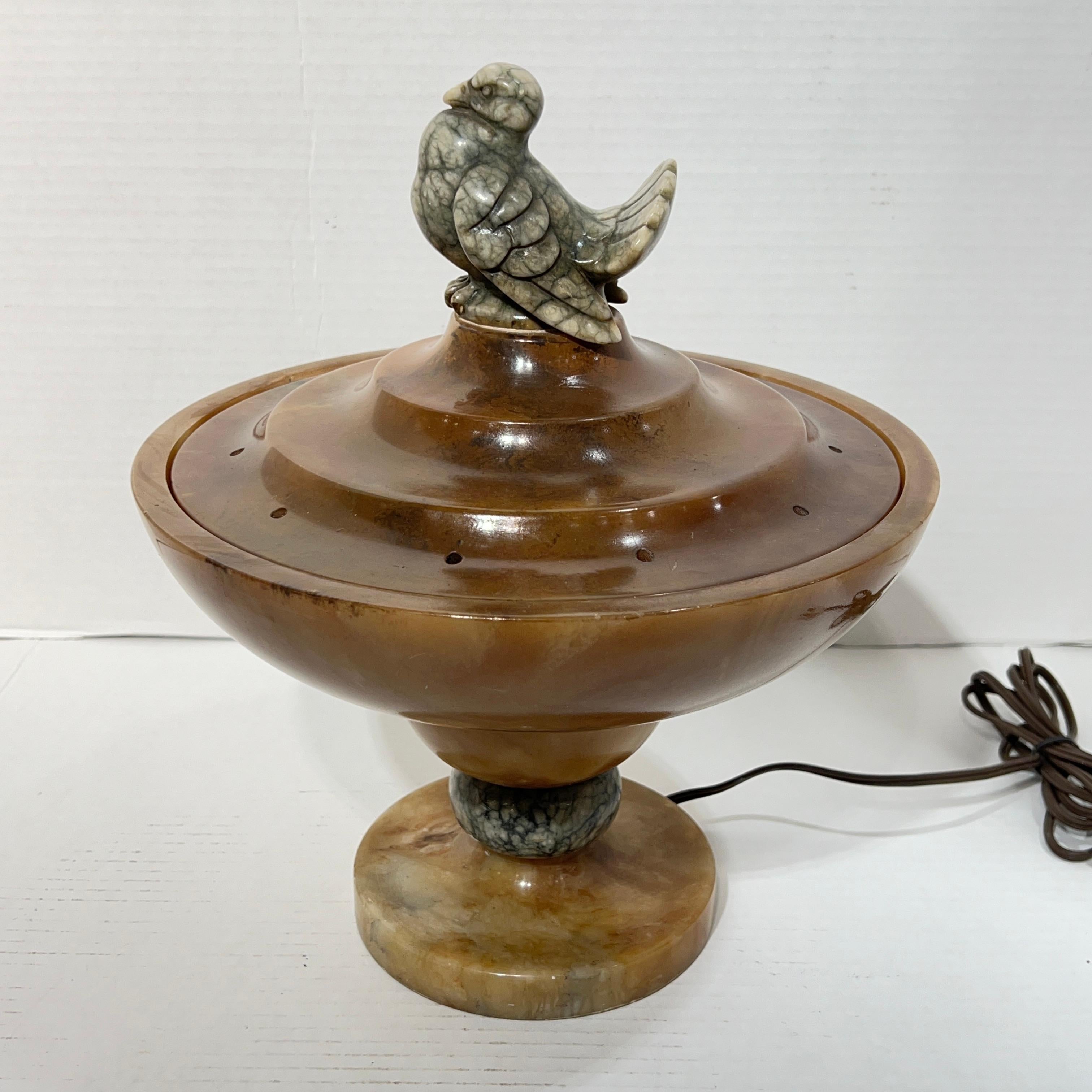 Art déco  Lampe italienne sculpturale en albâtre avec motif d'oiseau en vente 2