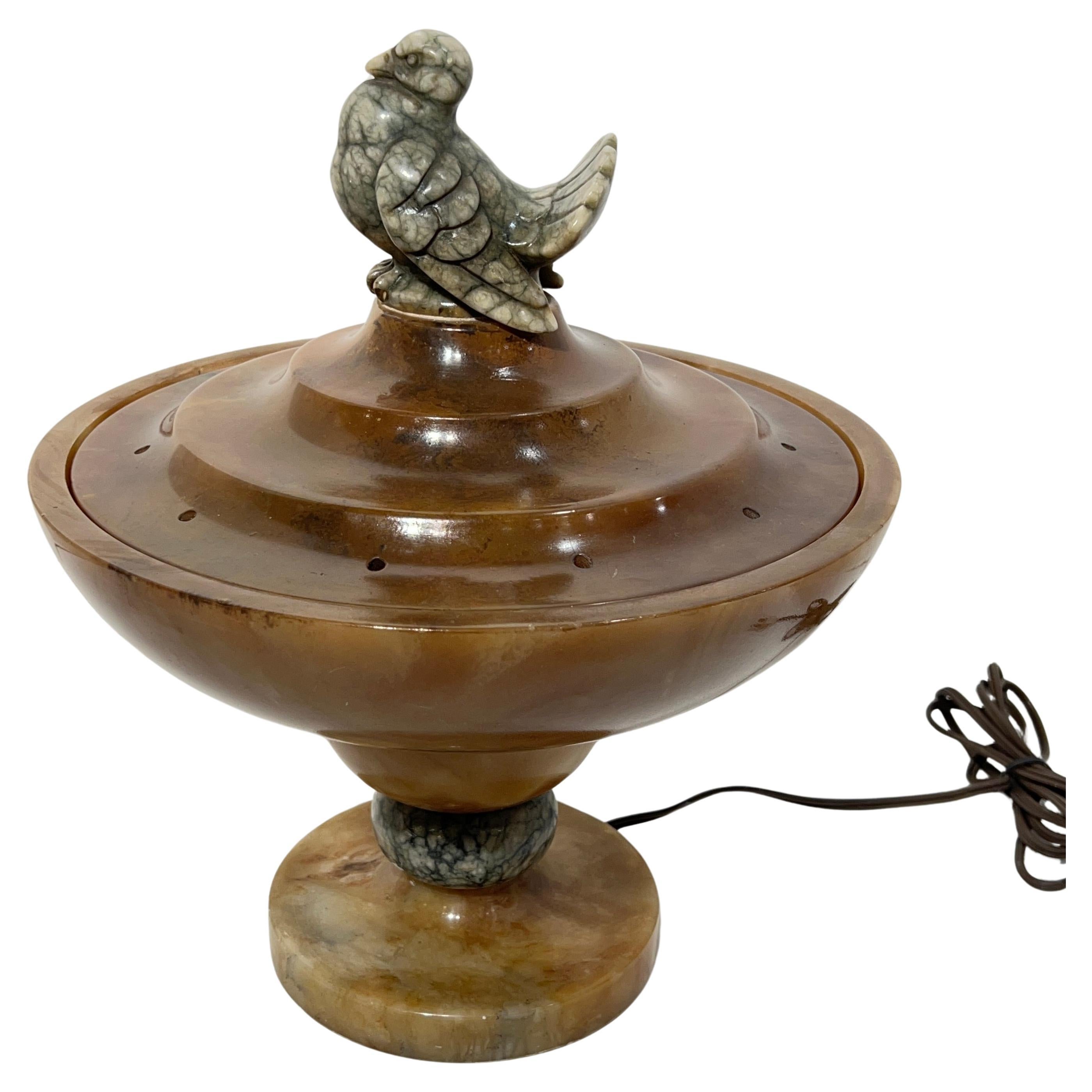 Art Deco  Italienische Alabaster-Skulpturlampe mit Vogelmotiv