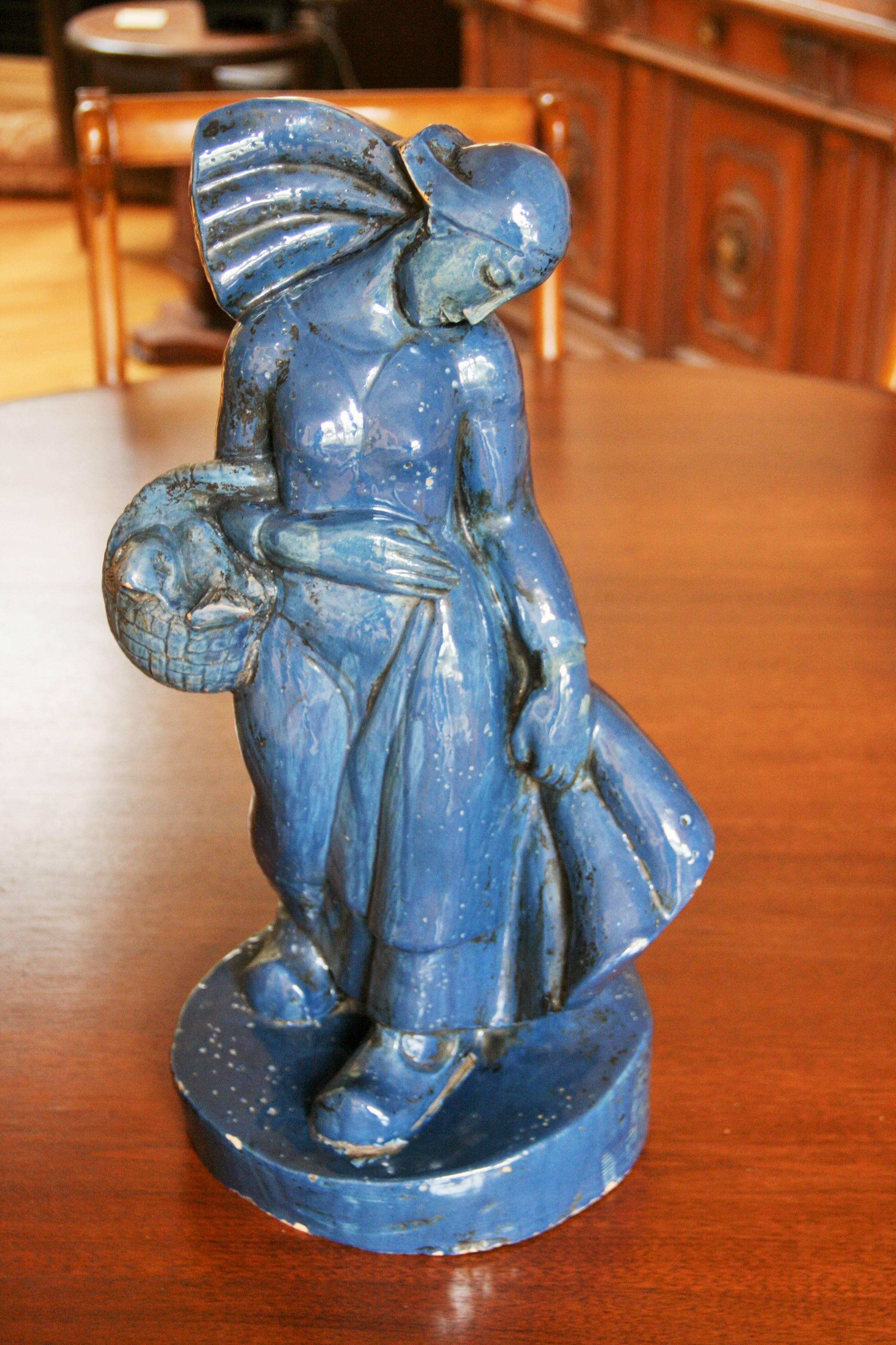 Sculpture féminine de style déco en terre cuite bleu céruléen de fabrication italienne.