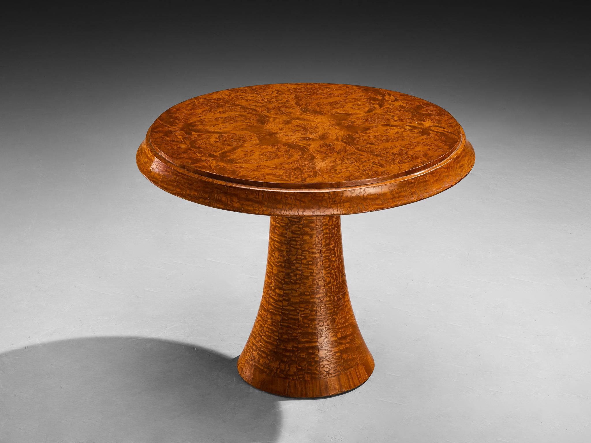 Mesa auxiliar Art Decó, nogal burl, olmo burl, Italia, años 40

Esta impresionante mesa auxiliar Art Déco es un exquisito ejemplo de la artesanía italiana de los años 40. Su diseño presenta una cautivadora combinación de madera maciza de nogal y