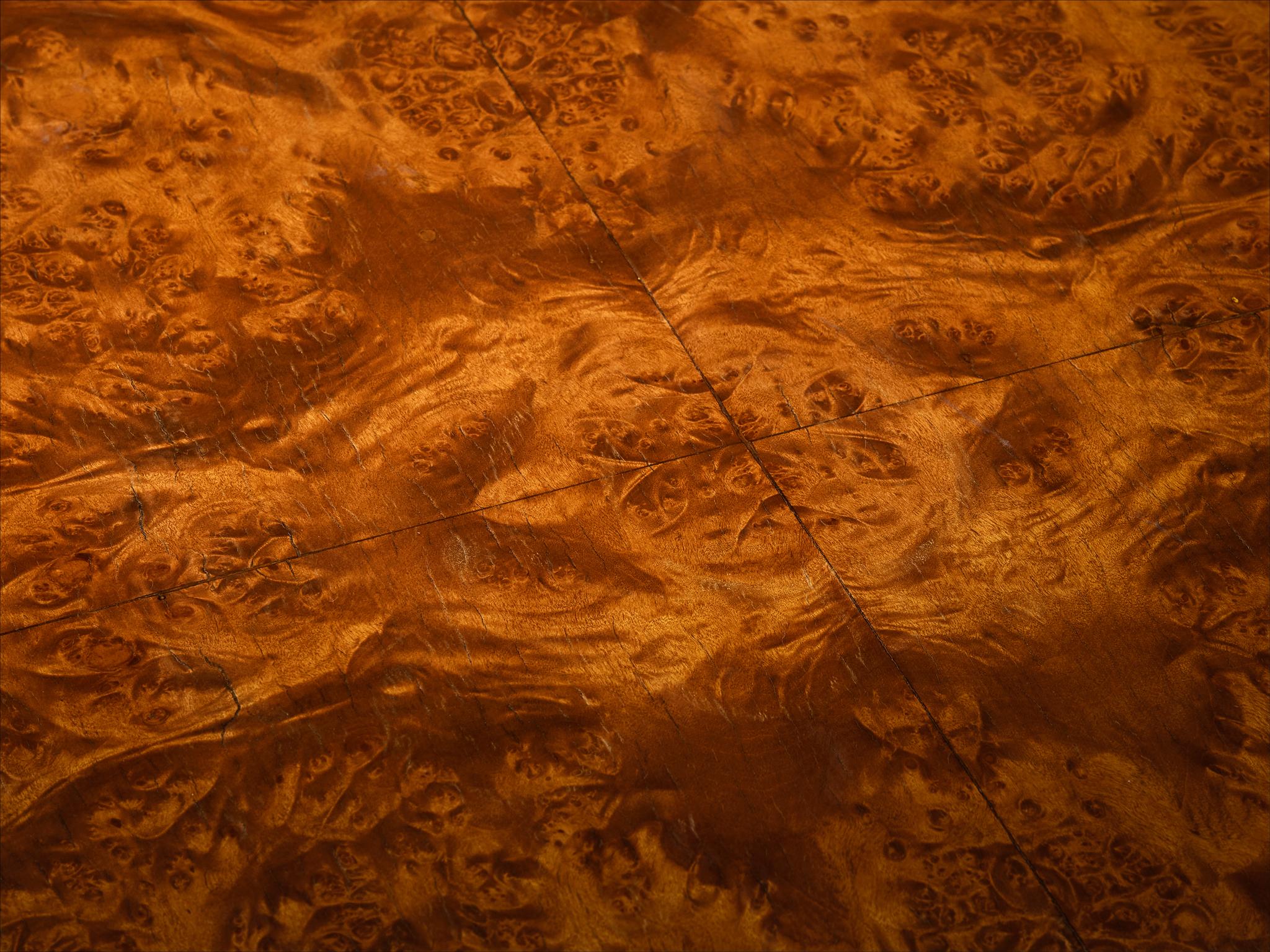 Mesa Auxiliar Art Decó Italiana de Madera Burl en venta 1
