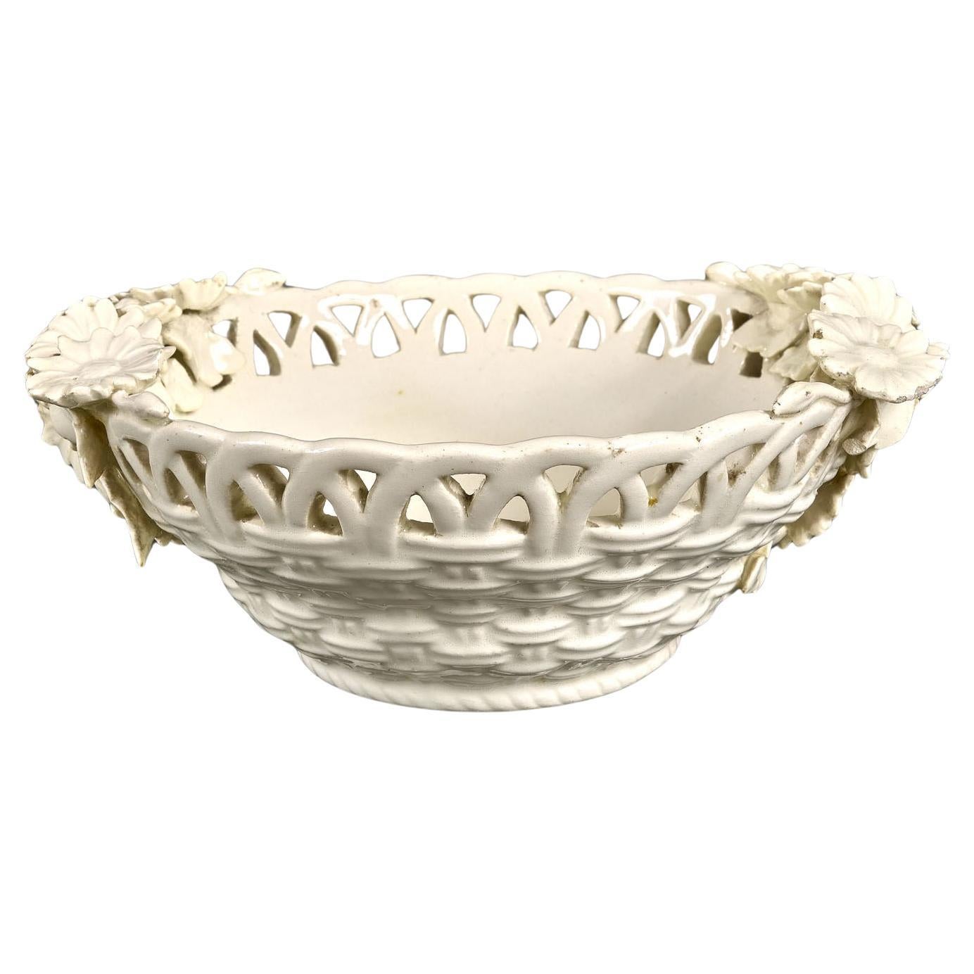 Magnifiques et rares paniers de centre de table en céramique de couleur ivoire.
Italie, Période Art Déco.
Il présente un motif de broderie raffiné sur tout le pourtour, tandis que la partie supérieure arbore un élégant motif floral, entièrement