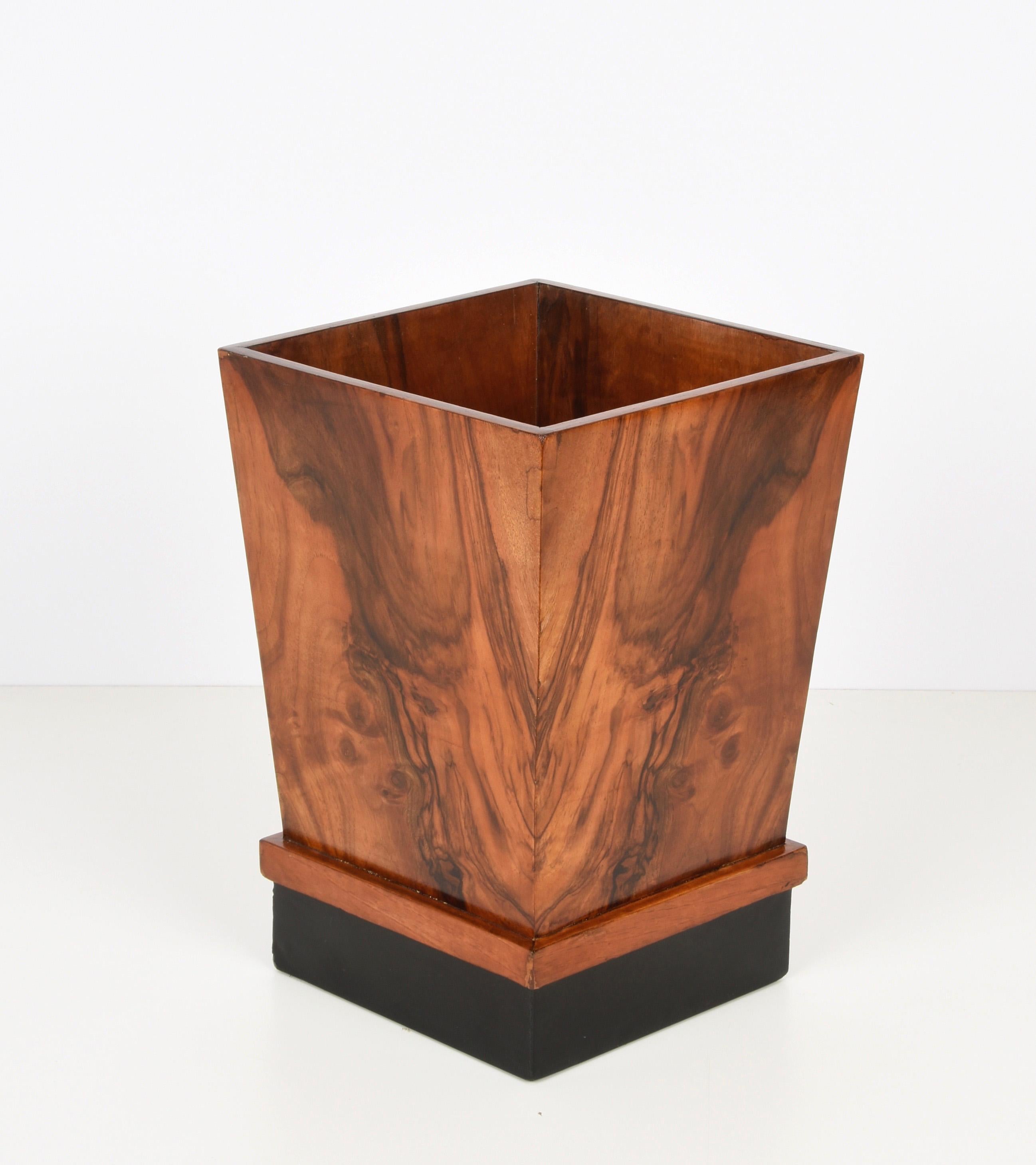 Amazing Art Deco squared olive briar paper basket. This fantastic item was produced in Italy during the 1930s.

The material is extremely elegant and the black base is outstanding.

The piece is marvellous is perfect to complete a