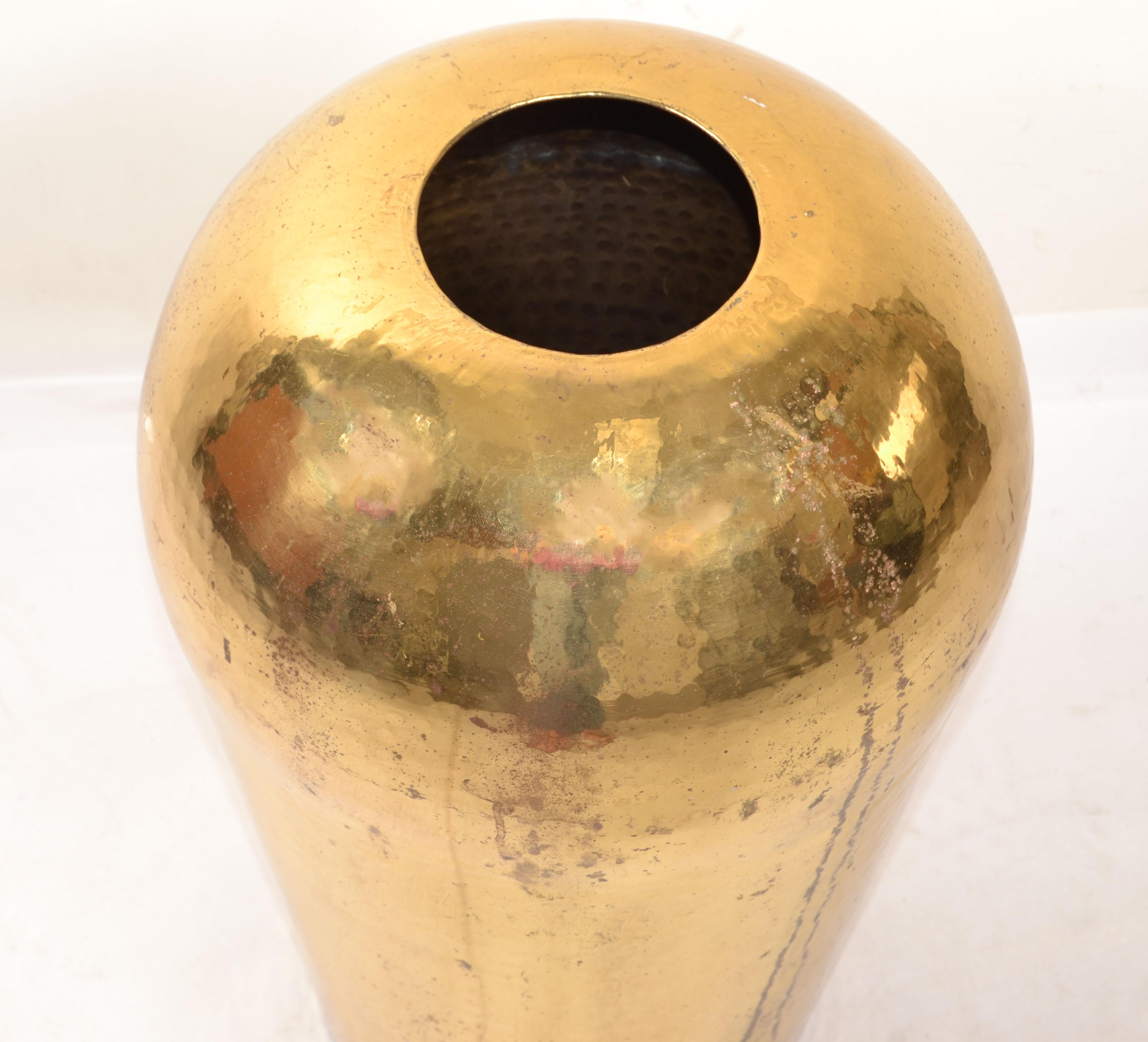 Art Deco Italian Style Large Urn Cone Shape Hand-Hammered Brass Vase Vessel 1970 In Good Condition In Miami, FL