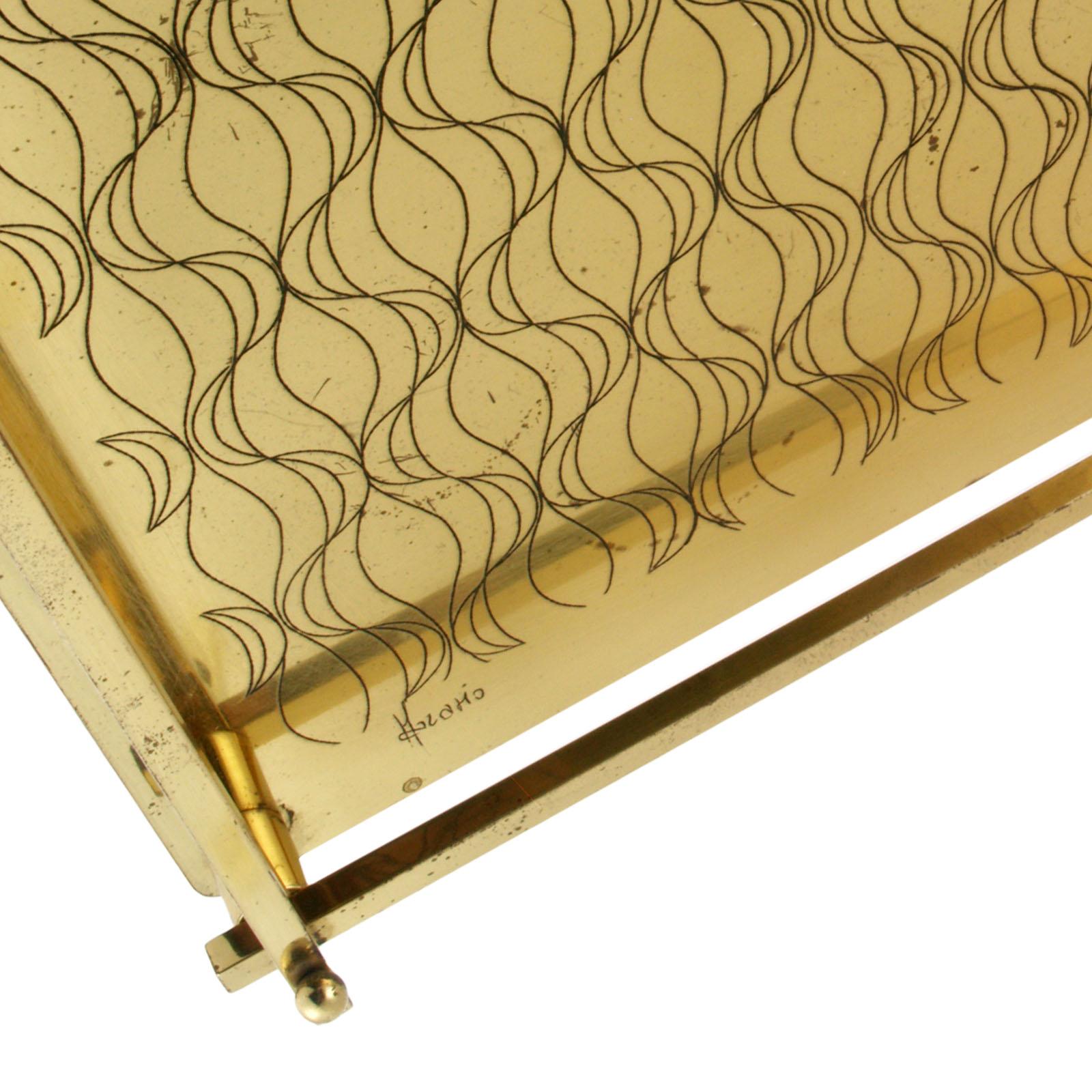 Italienischer Tabletttisch im Art-déco-Stil aus den 1940er Jahren, goldenes Metall mit geometrischen Formen verziert (Vergoldet) im Angebot