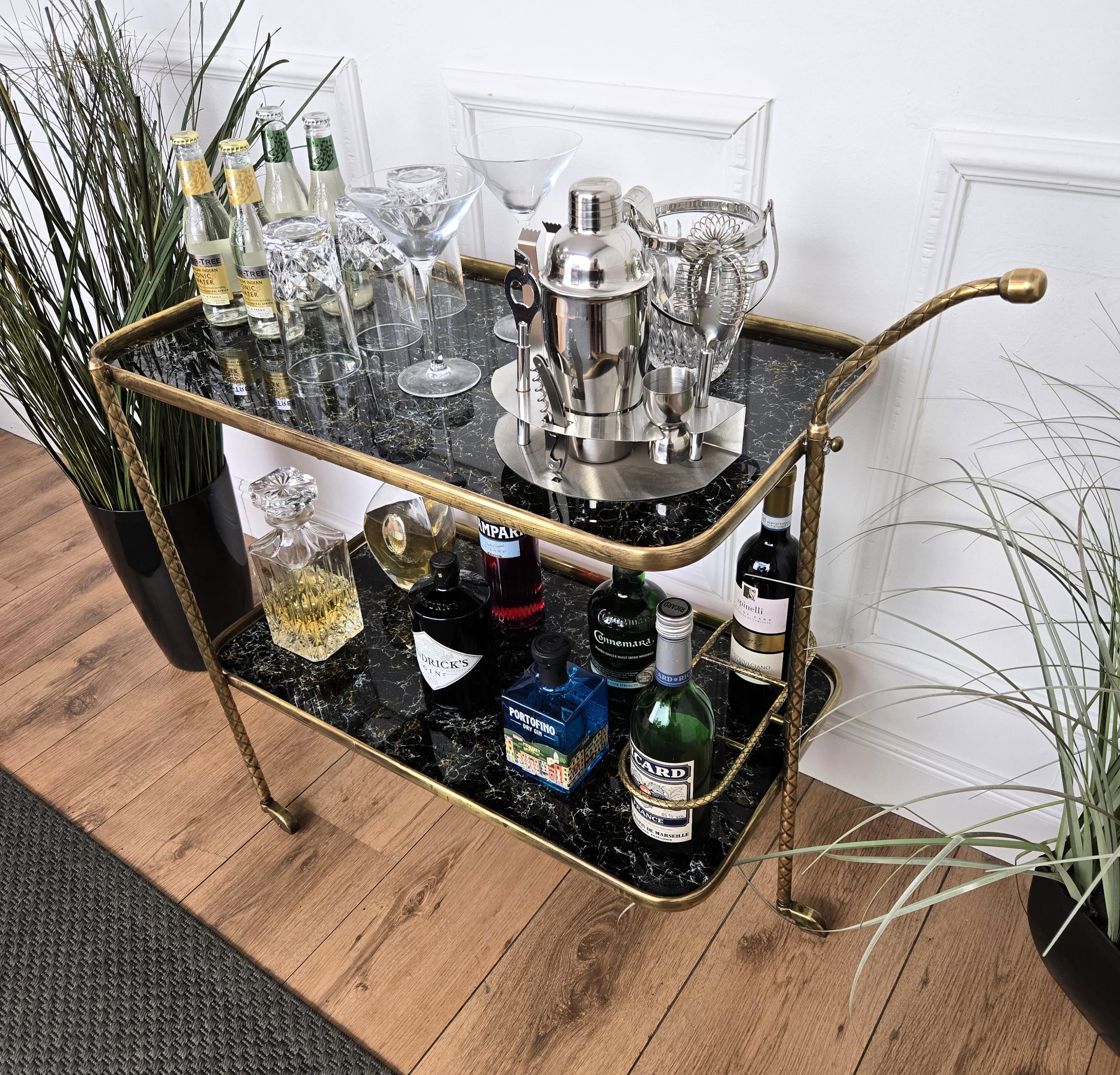 Hollywood Regency Chariot de bar art déco italien à deux niveaux en laiton doré et verre en marbre en vente