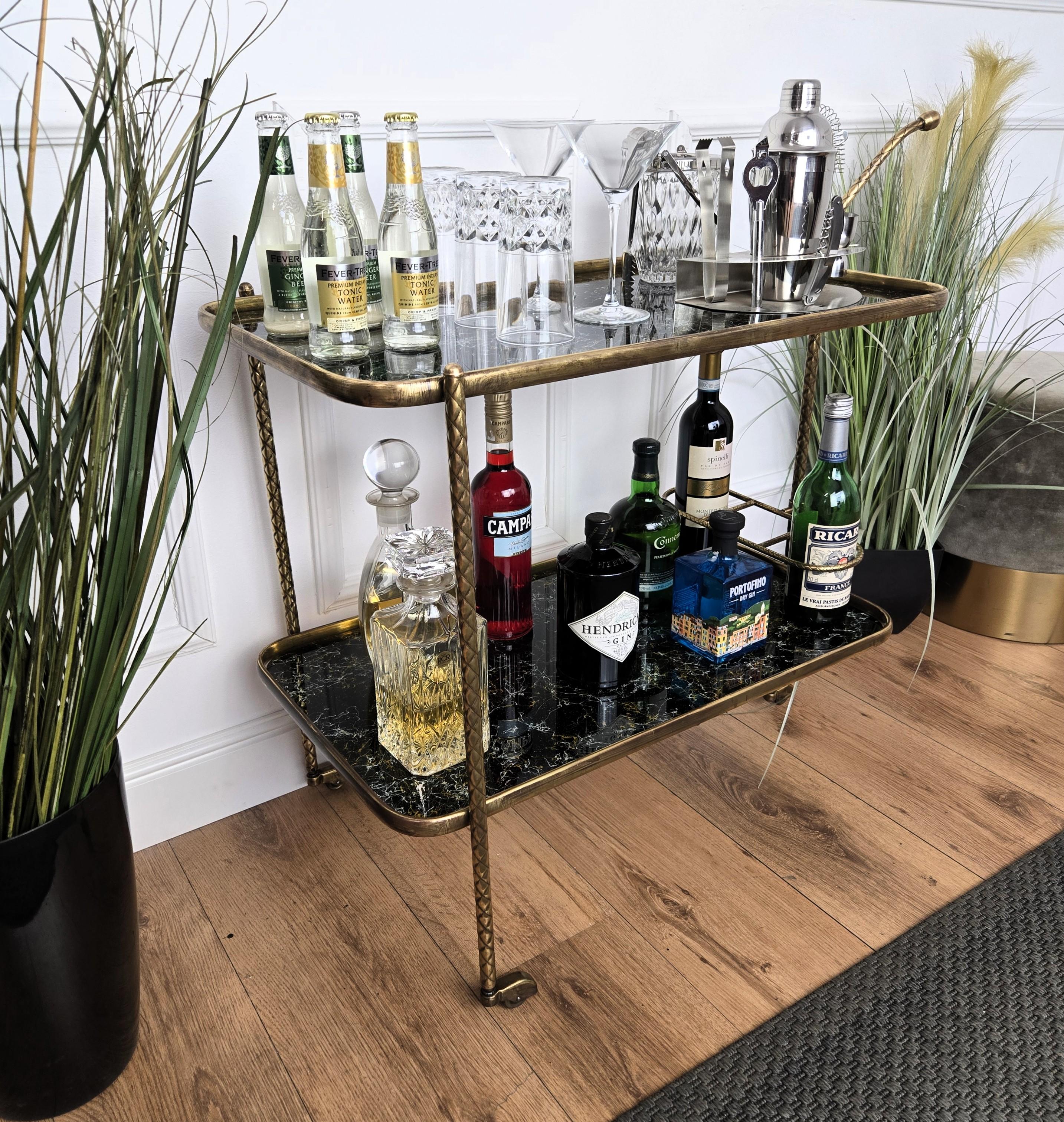 Chariot de bar art déco italien à deux niveaux en laiton doré et verre en marbre Bon état - En vente à Carimate, Como