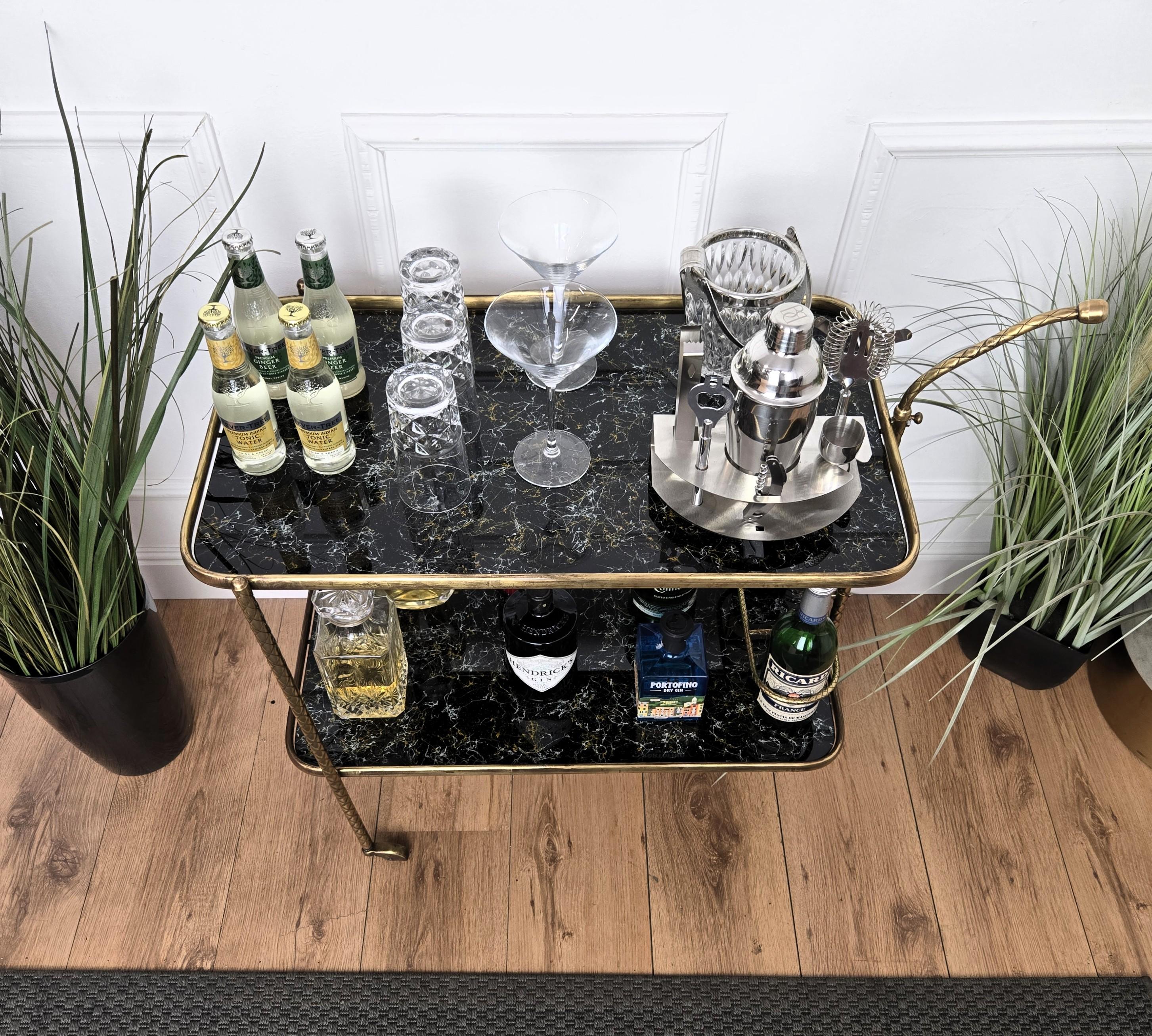 20ième siècle Chariot de bar art déco italien à deux niveaux en laiton doré et verre en marbre en vente
