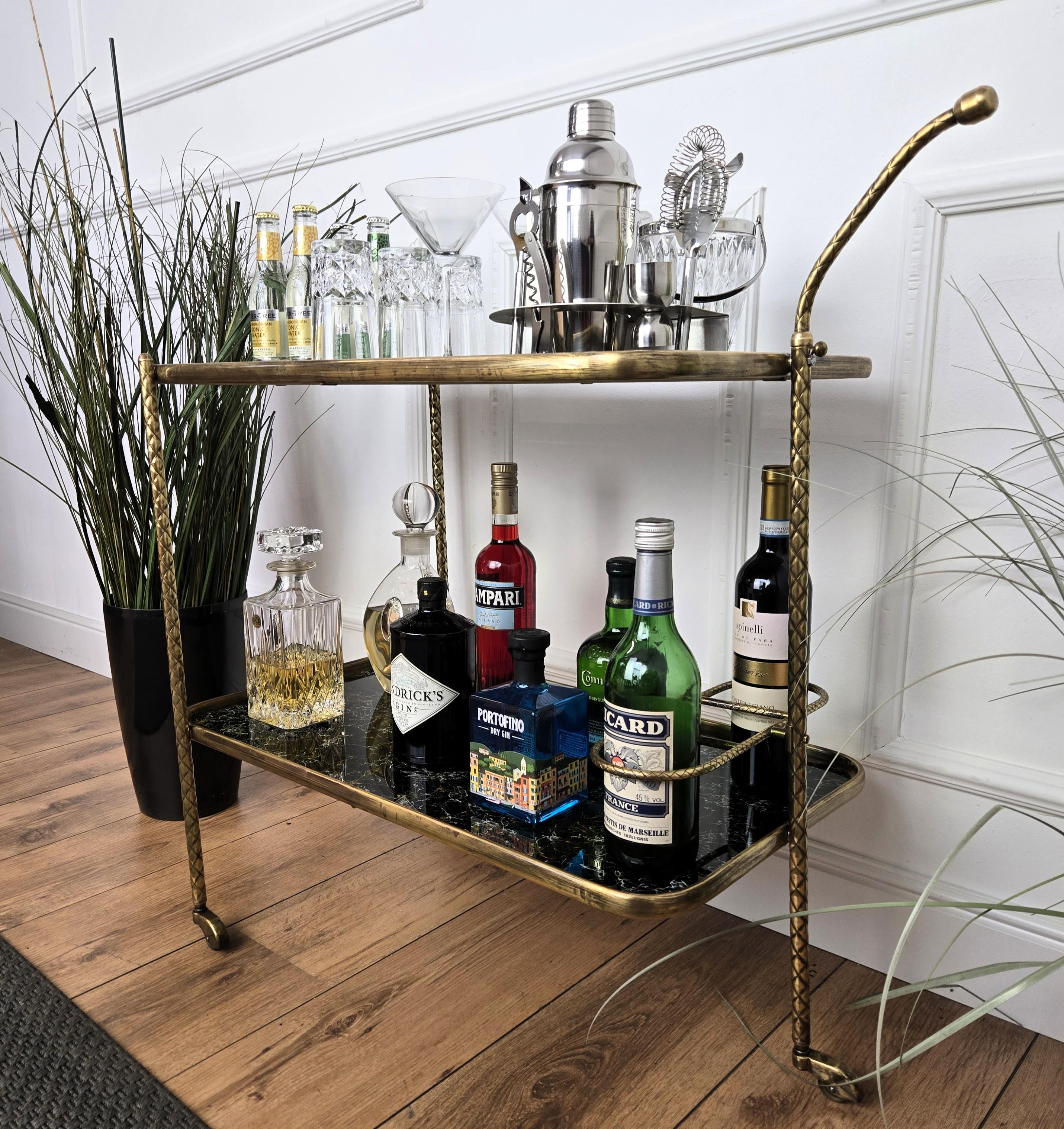 Laiton Chariot de bar art déco italien à deux niveaux en laiton doré et verre en marbre en vente