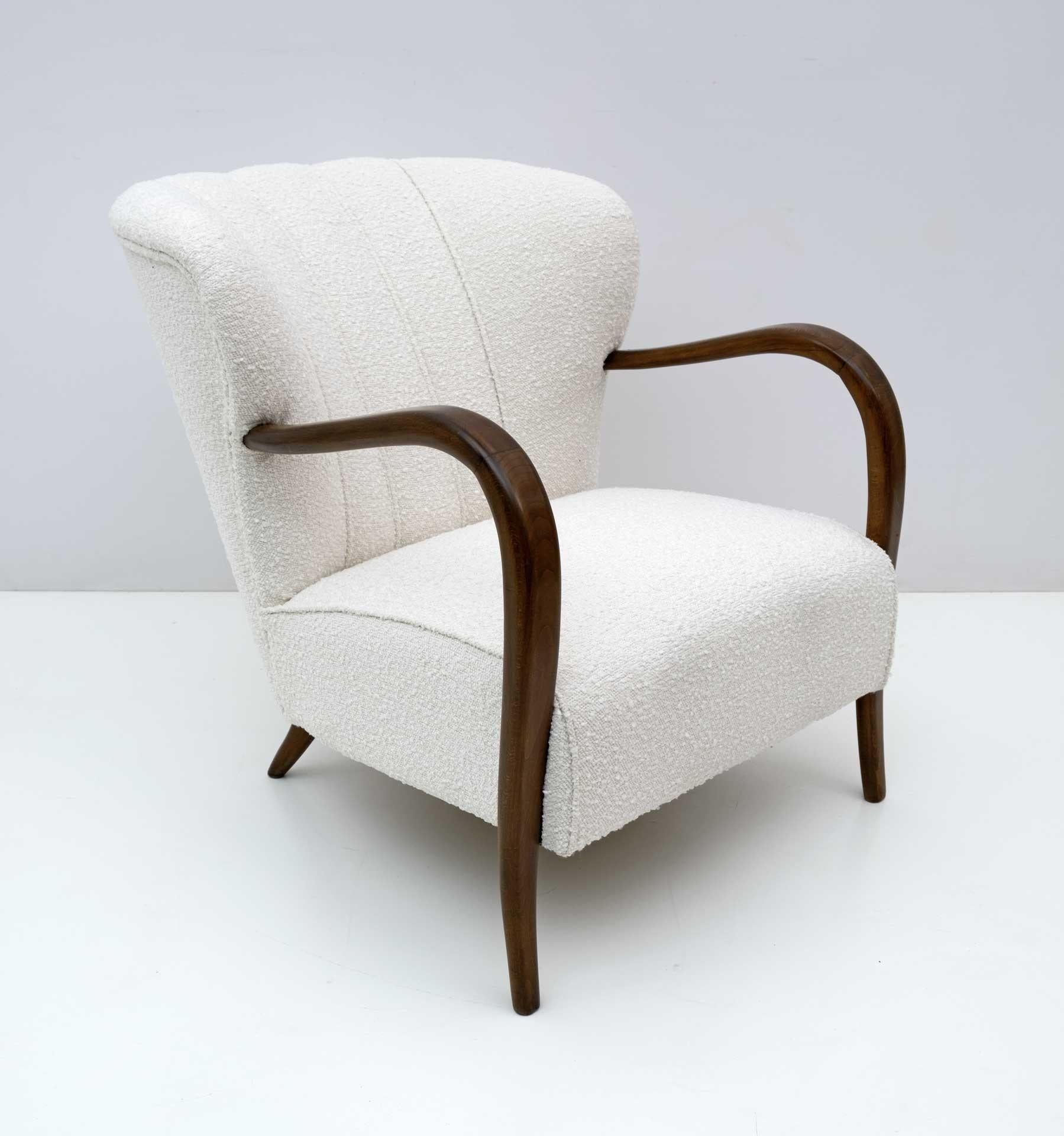 Comfortable armchair from the Art Deco period, with rounded curves of great design, completely restored and upholstered in light ivory bouclé fabric. This lounge chair would fit perfectly in a living room as well as in the corner of a bedroom or
